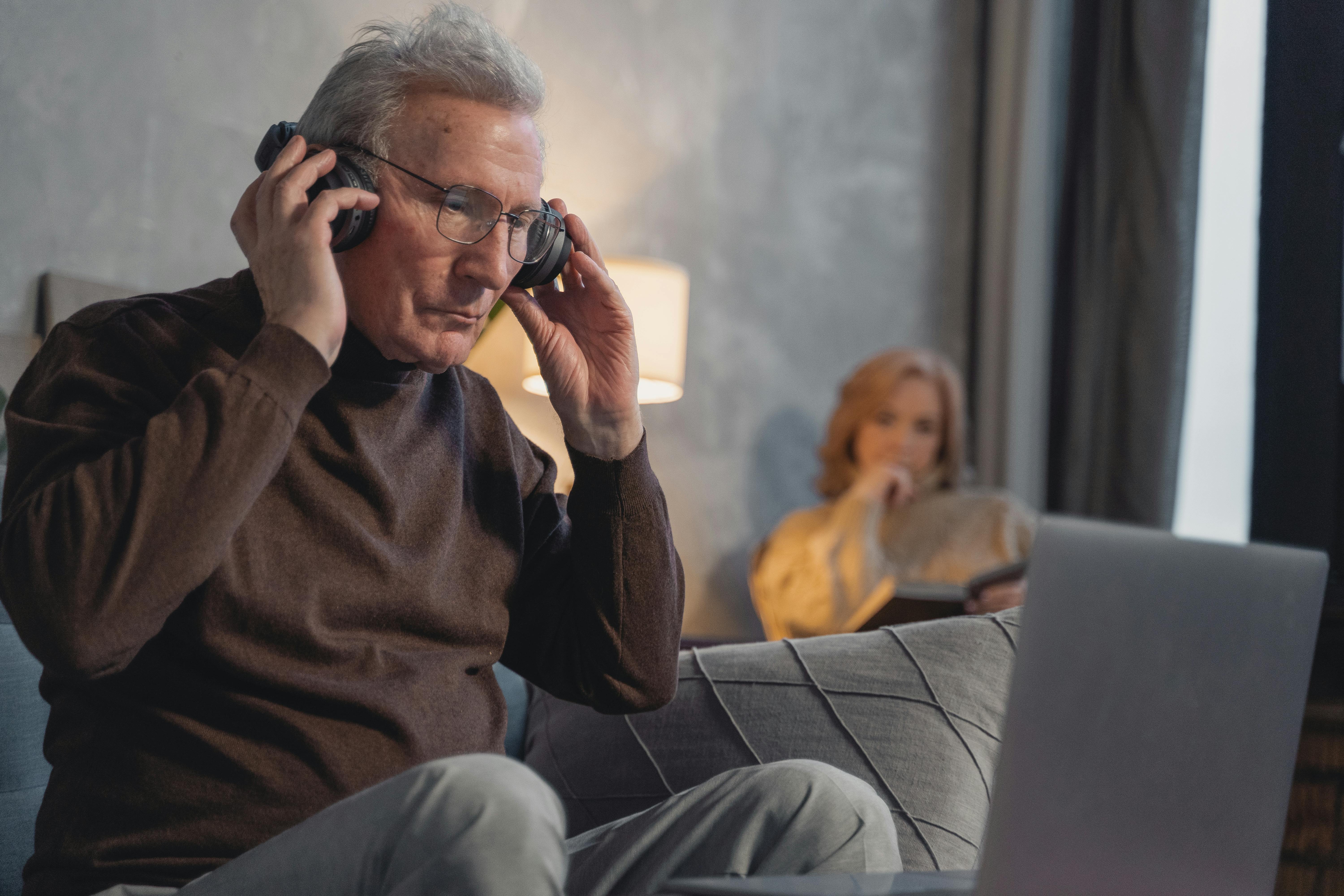 Z życia wzięte. "Mój teść okupuje nasze mieszkanie": Siedzi całymi dniami, nic nie robi i tylko opróżnia lodówkę