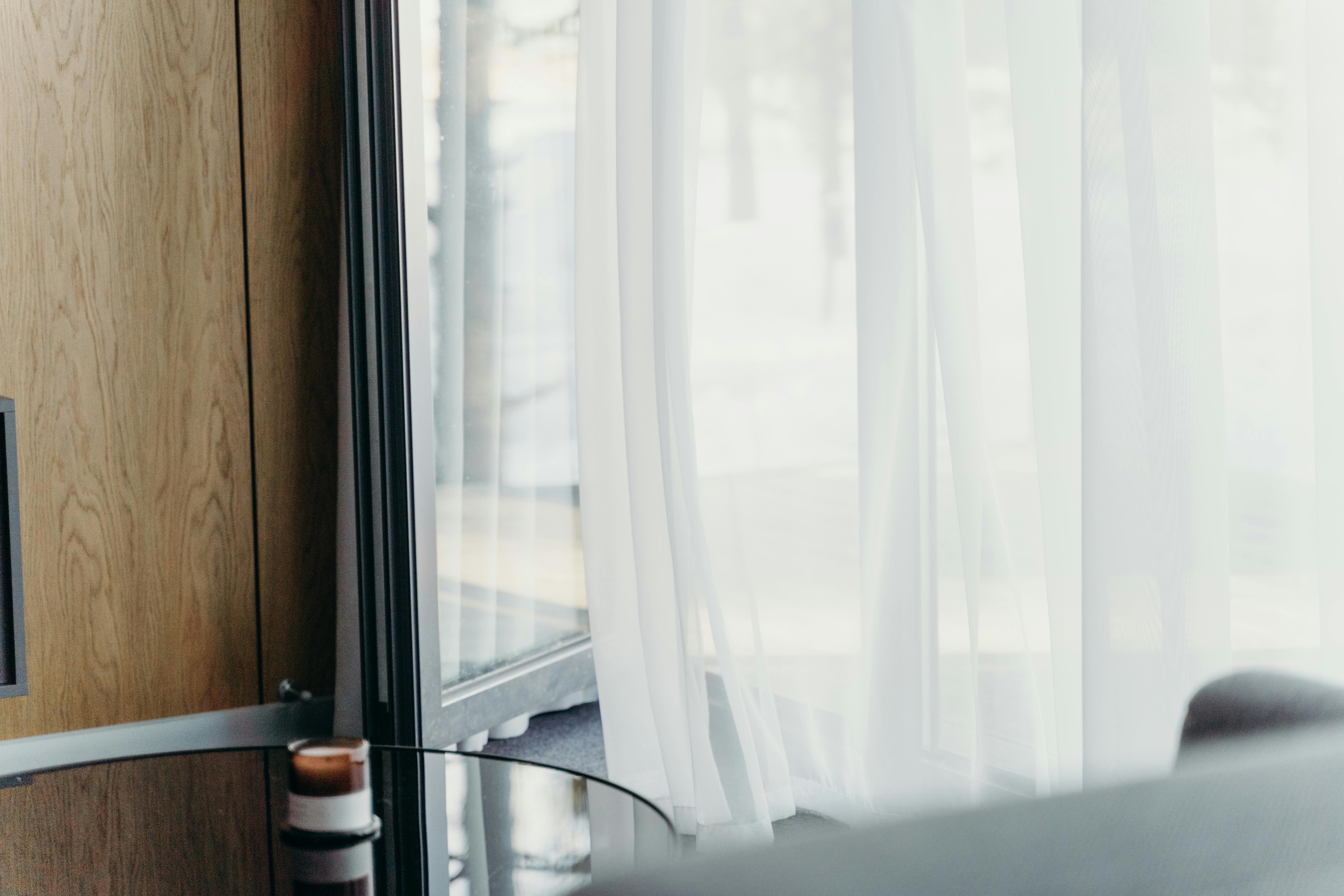 Wsyp to do pralki, a firanki odzyskają śnieżną biel. Domowy sposób, który działa lepiej niż wybielacz