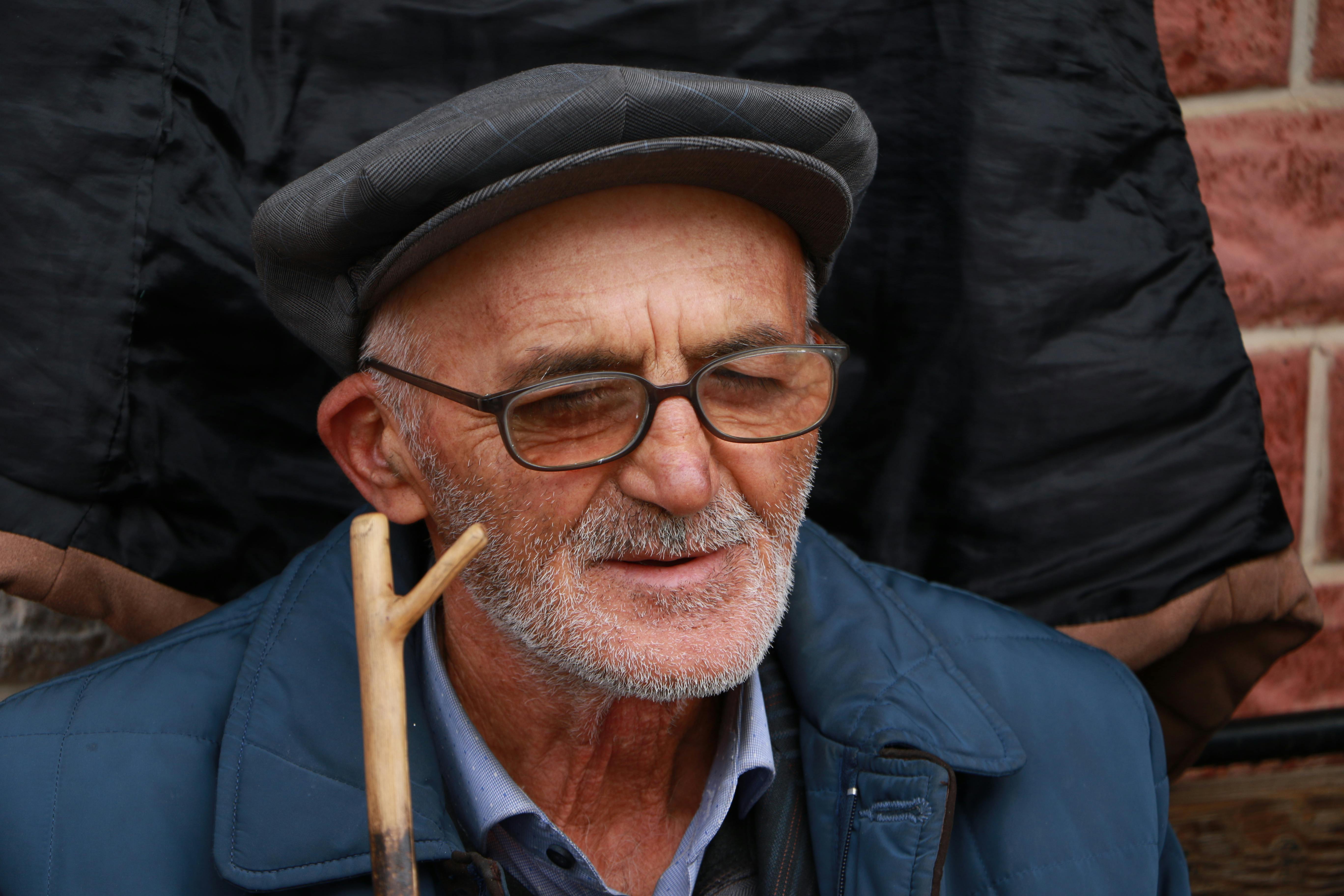 Z życia wzięte. "Ojciec całe życie kochał tylko mojego brata": Teraz żąda mojej opieki i każe mi "spłacać dług wobec ojca"