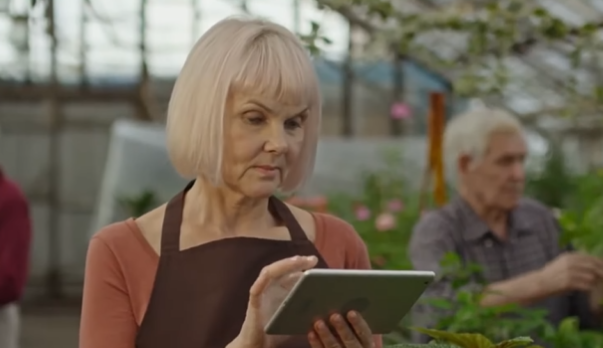 Grzywka po 50. Tak odmłodzisz twarz jednym cięciem