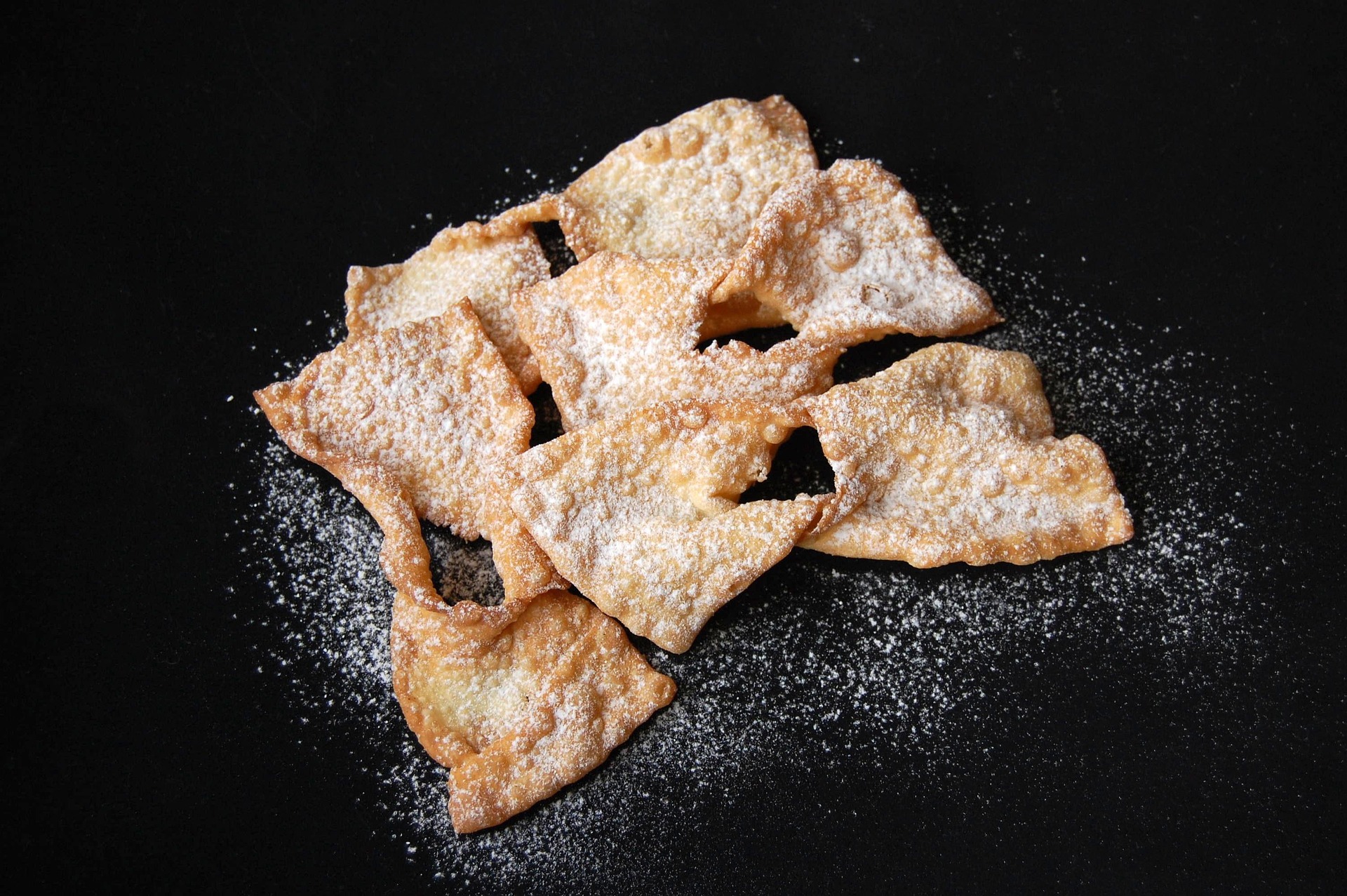 Faworki bez bicia ciasta wałkiem. Ten jeden składnik zmienia wszystko