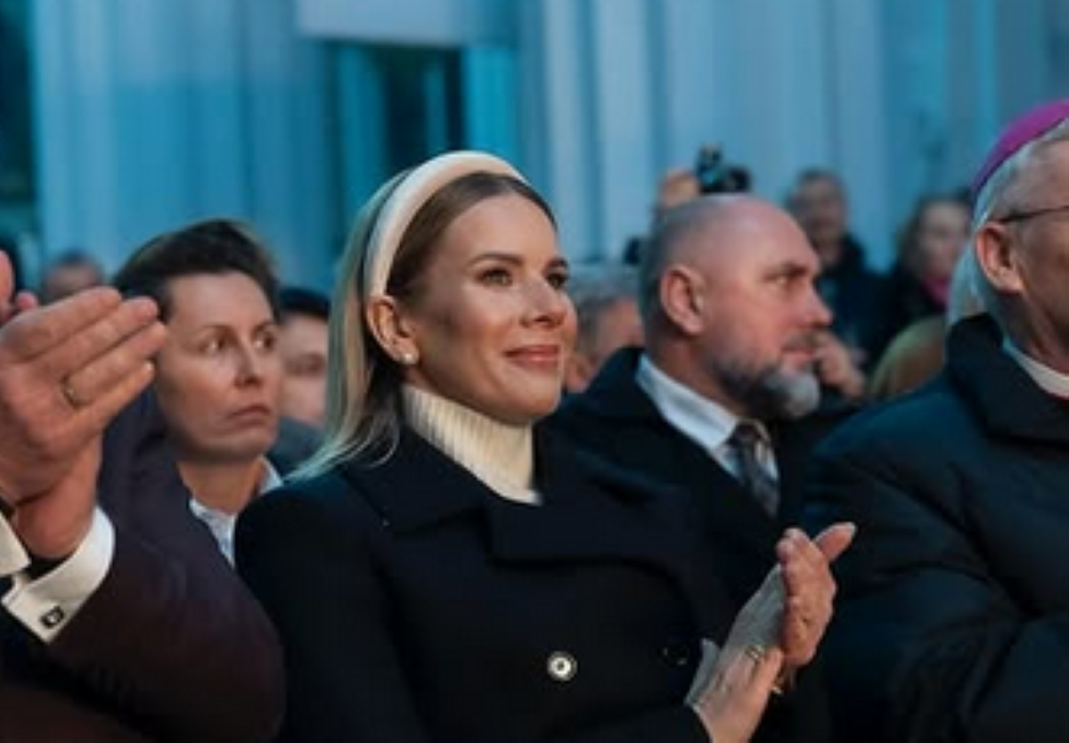 Koncert kolęd z udziałem Marty Nawrockiej. Stylizacja pierwszej damy znów w centrum uwagi