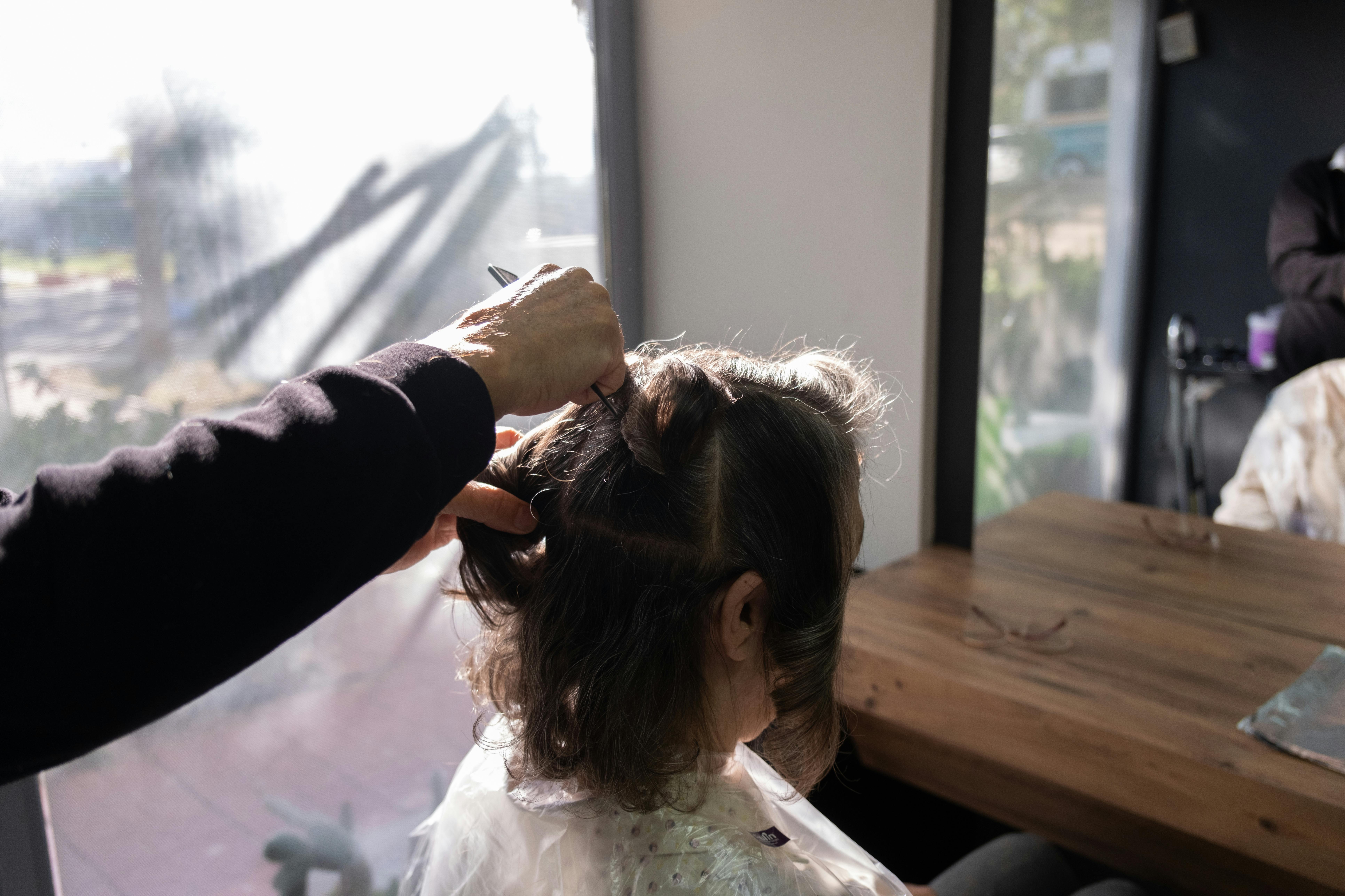 Odmładzające fryzury dla kobiet 40+ na 2026 rok. Lekkie cięcia, które działają