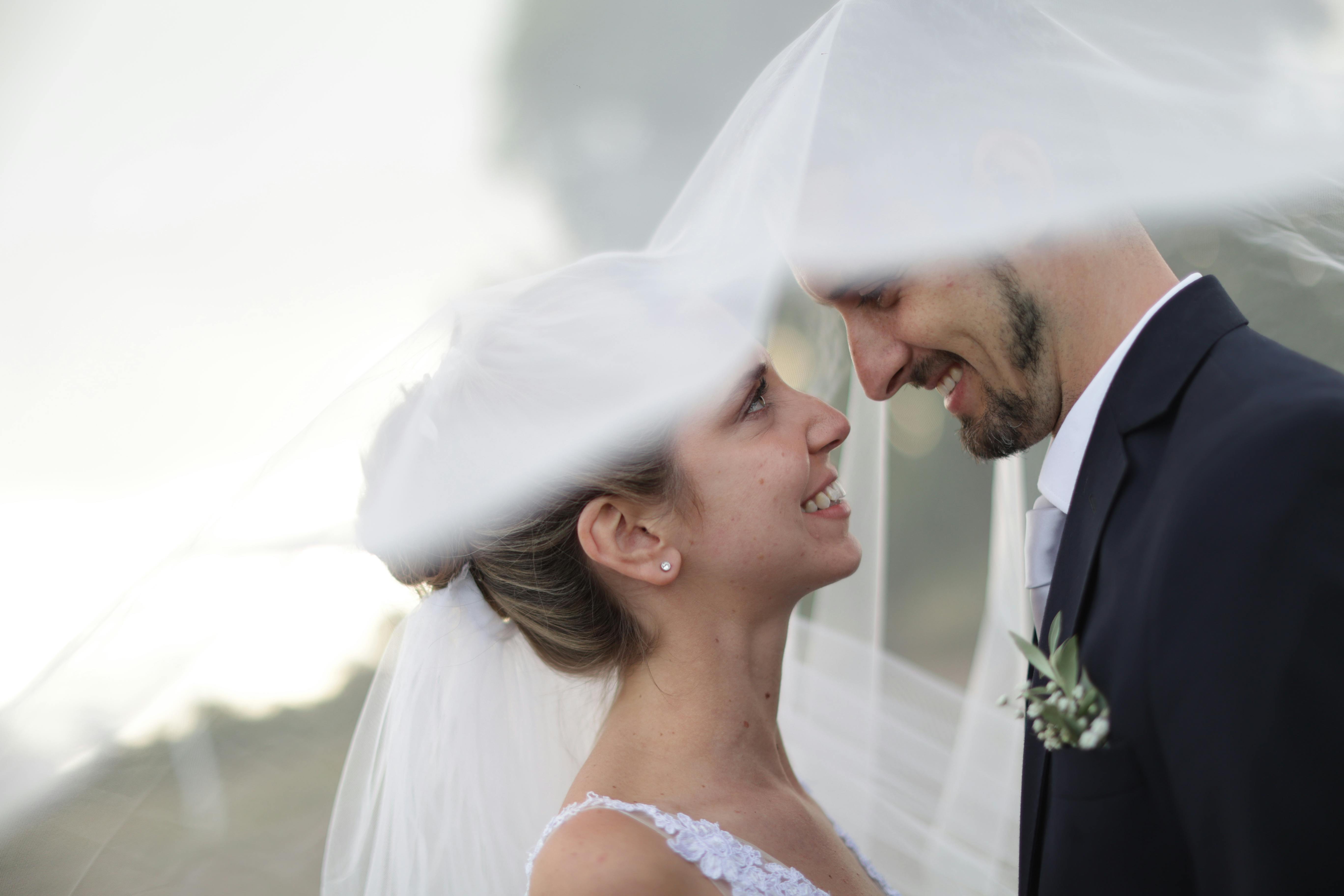 Z życia wzięte. "Podczas wesela wyszło na jaw, iż ojciec narzeczonego pracuje jako sprzątacz": Rodzice panny młodej wybuchnęli śmiechem