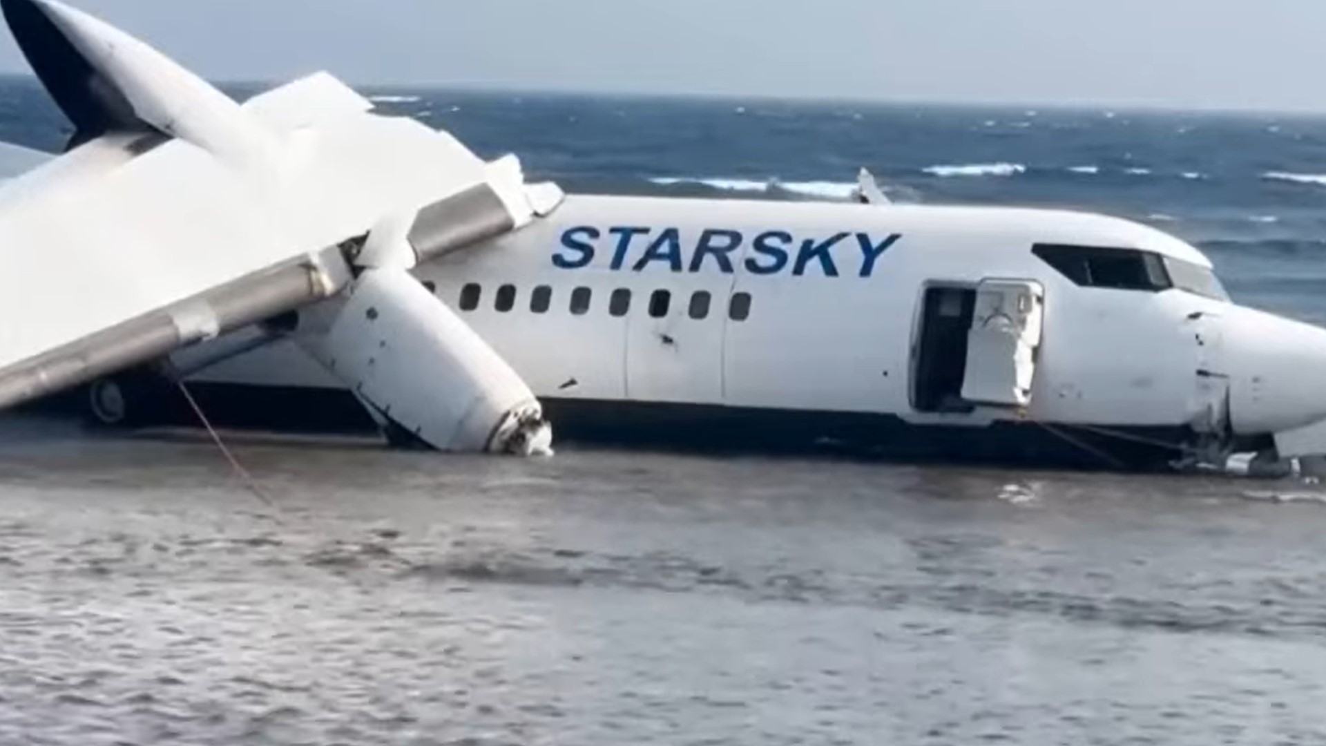 Samolot z 55 pasażerami runął w wodę tuż po starcie! Oto co zrobił pilot