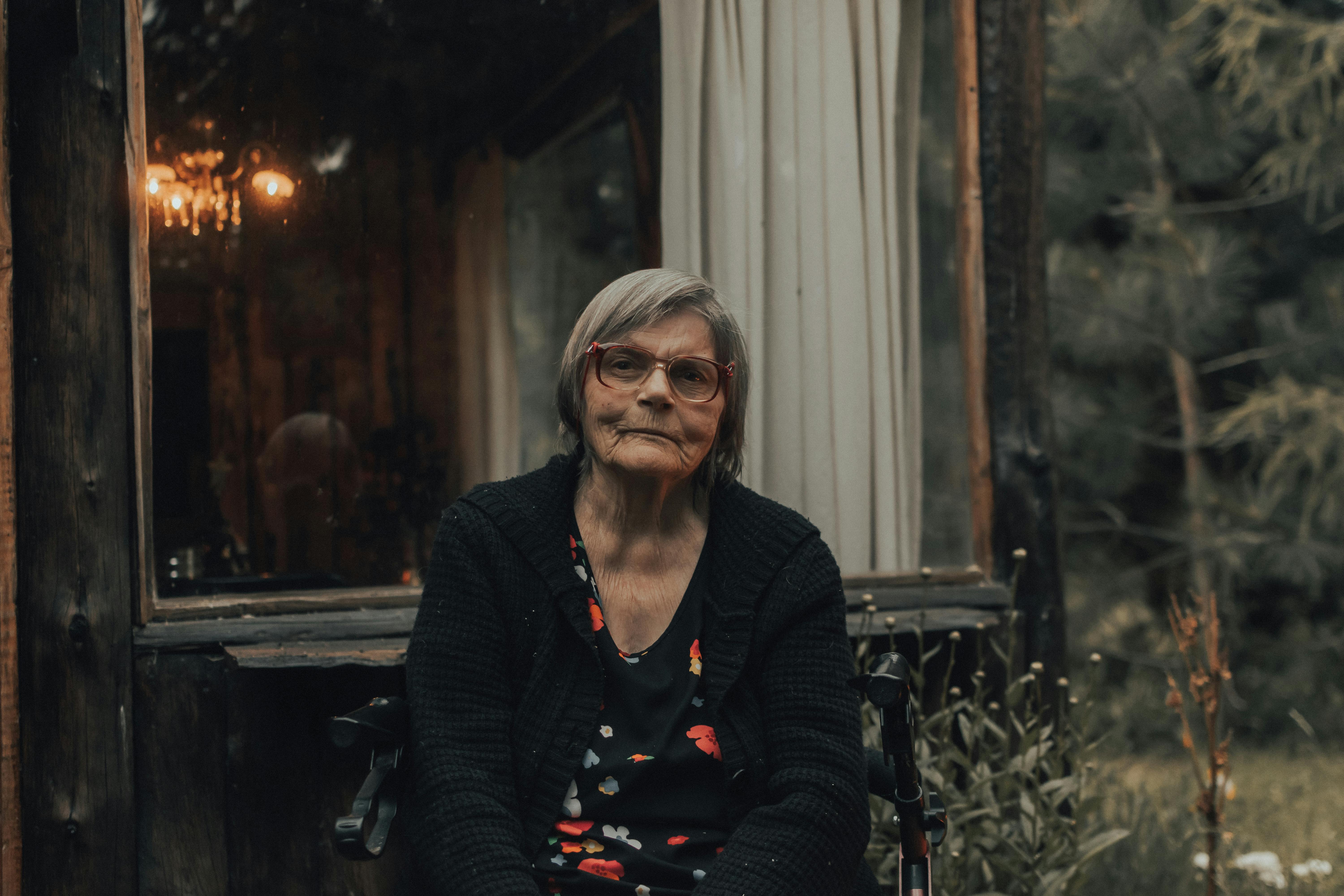 Z życia wzięte. "Moja teściowa udawała umierającą, by zatrzymać syna w domu": Złapałam ją na tańcu, gdy miała konać