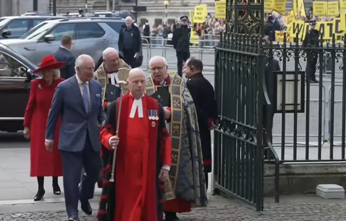 Karol III przyjechał na uroczystość. Przed opactwem czekali demonstranci