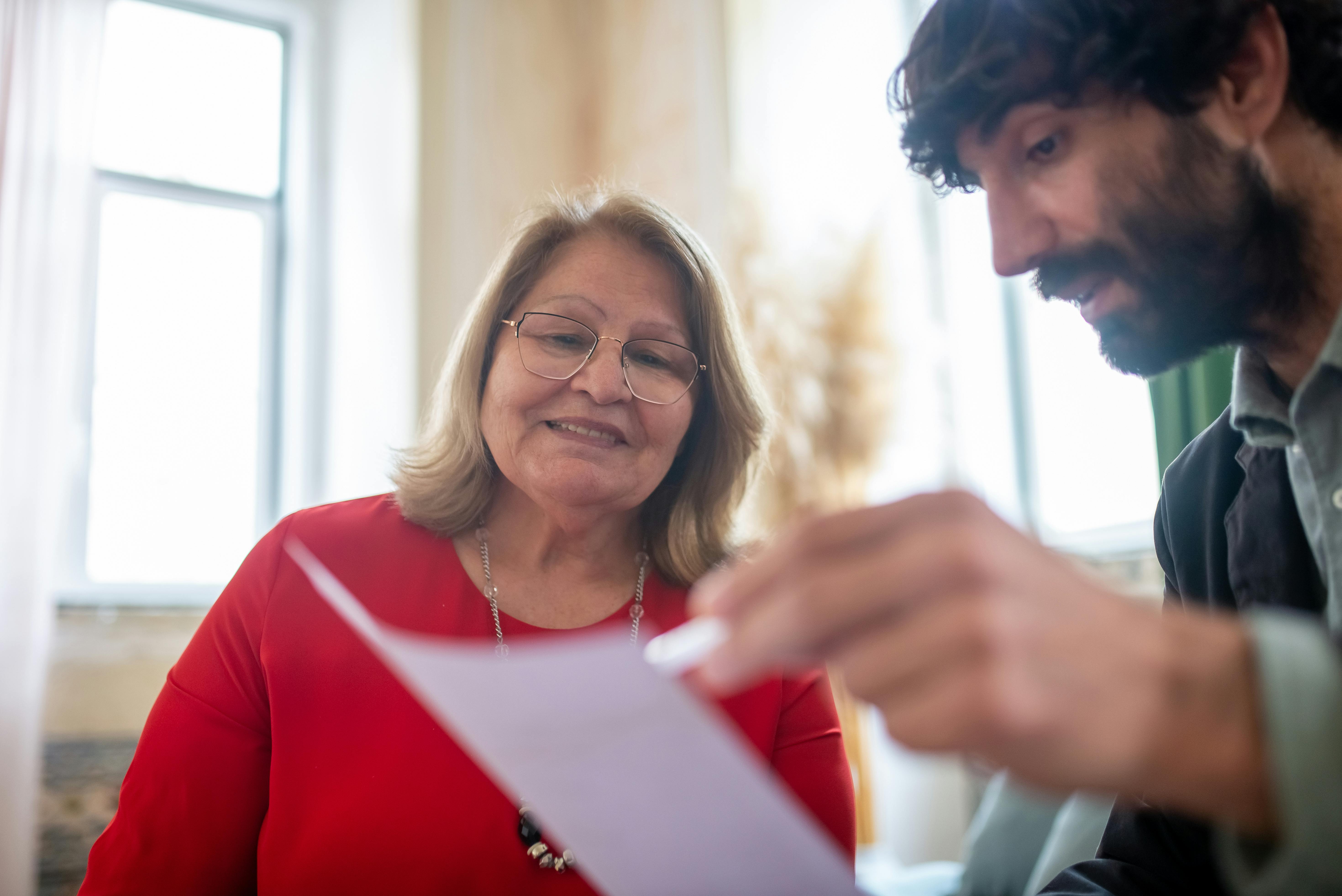 Z życia wzięte. "Mam 60 lat, a młodszy ode mnie mężczyzna chce ze mną ułożyć życie": Córki mówią, iż mnie oszukuje