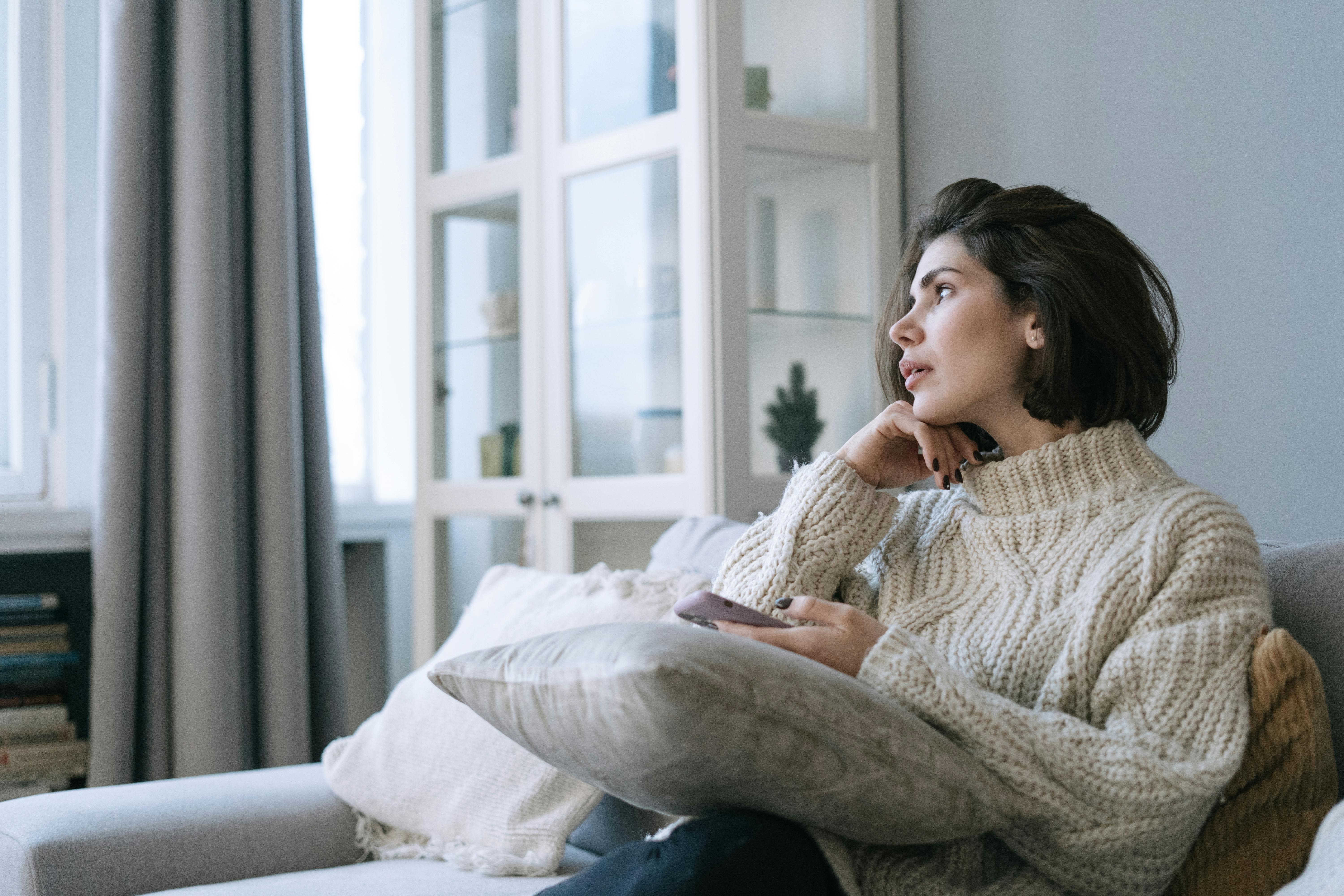 Z życia wzięte. "Moja mama wciąż daje pieniądze mojemu byłemu mężowi": To prawda, iż wychowuje naszą córkę, ale wciąż nie potrafię tego zrozumieć