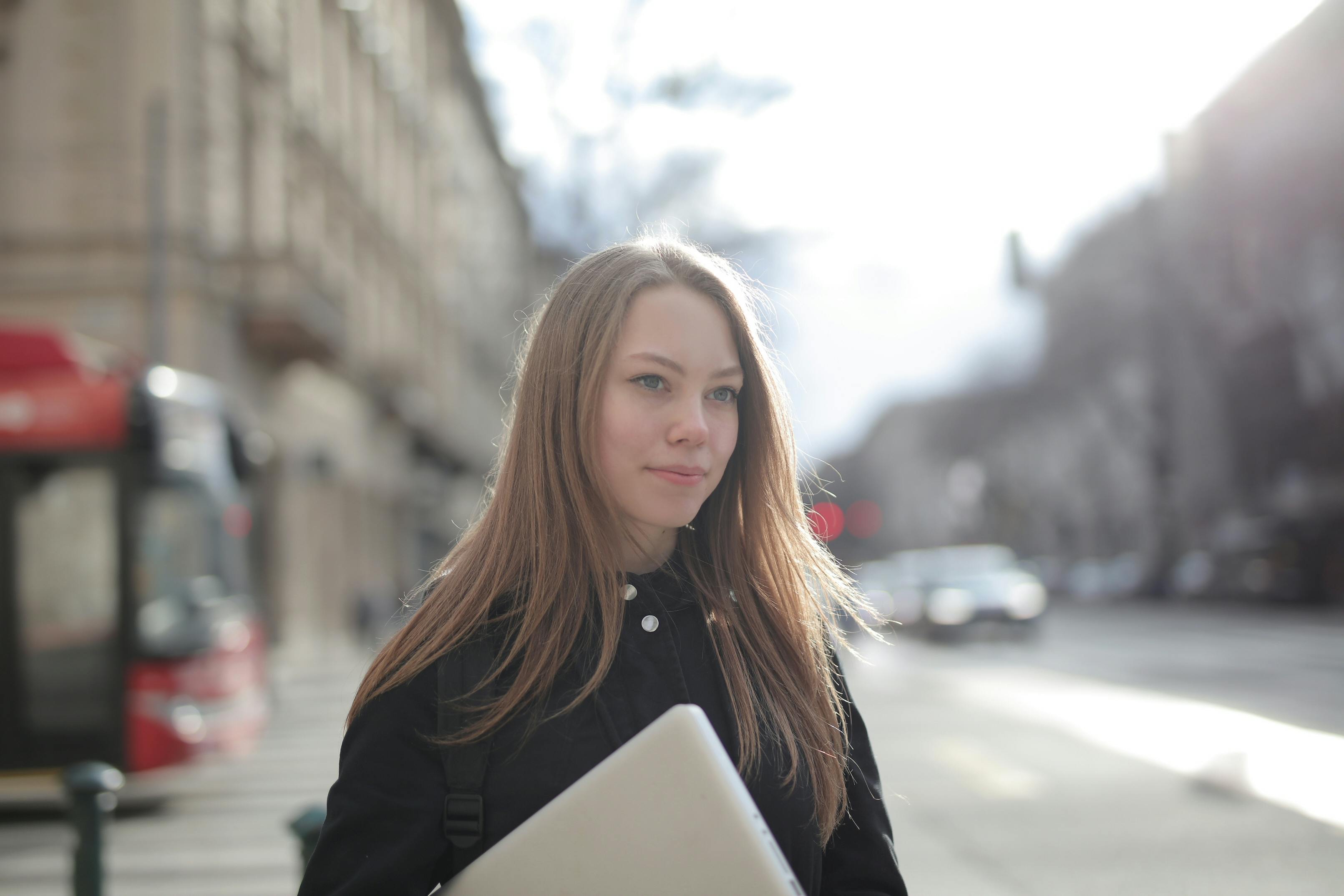 Z życia wzięte. "Teściowie od początku mnie odrzucali, bo wychowałam się w domu dziecka": Z czasem uknuli plan, by rozbić moje małżeństwo