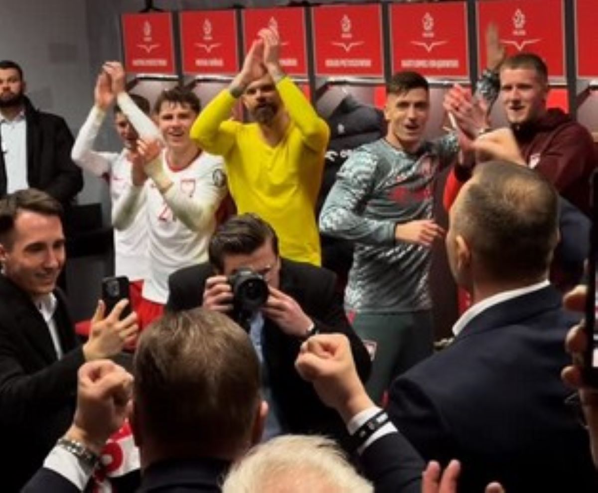 Nagranie z szatni Polaków hitem sieci. Prezydent Karol Nawrocki przejął inicjatywę