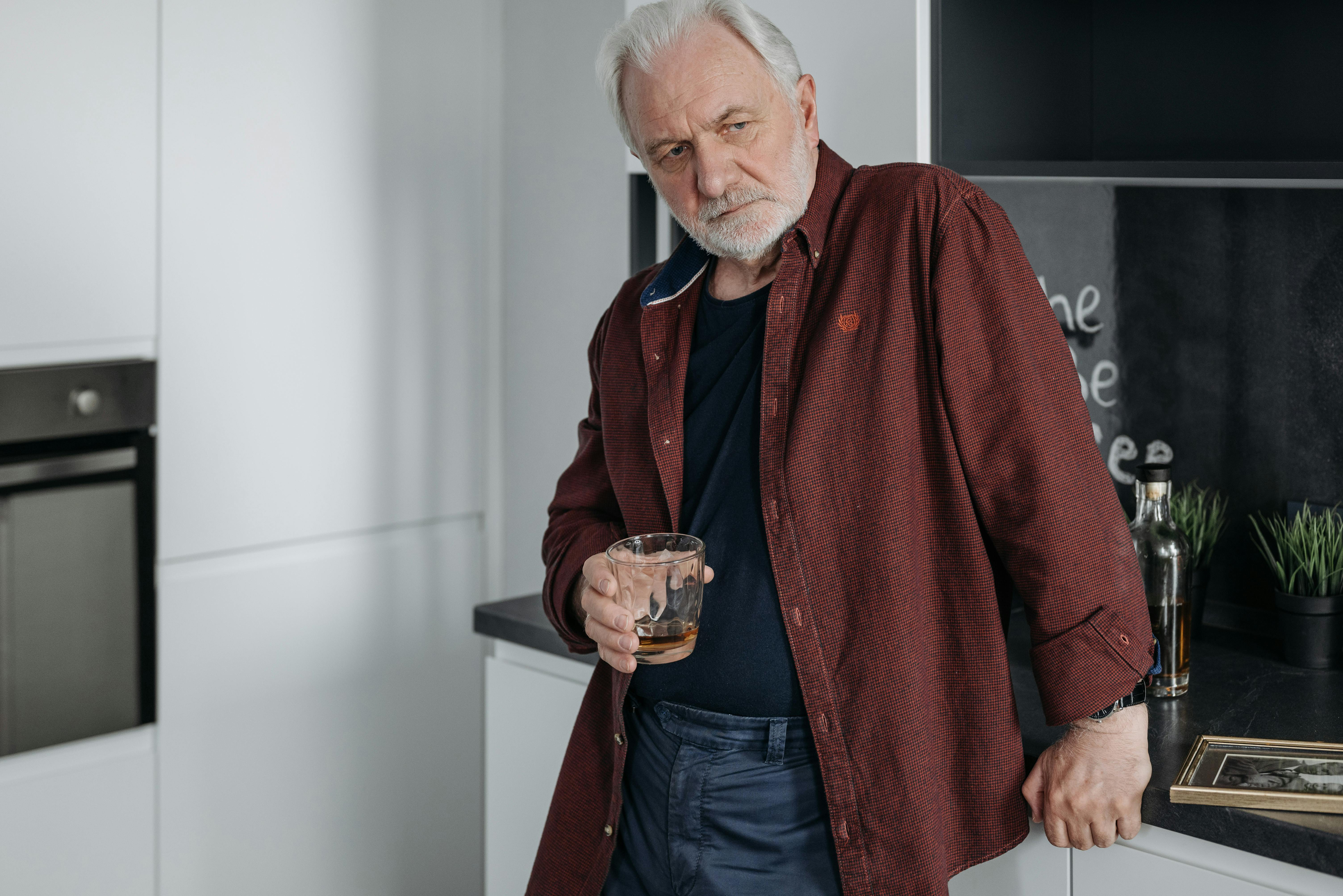 "Jedno znalezisko na dnie szafy zniszczyło całe moje małżeństwo po trzydziestu latach": Od tamtej chwili nie potrafię patrzeć na żonę bez wstrętu