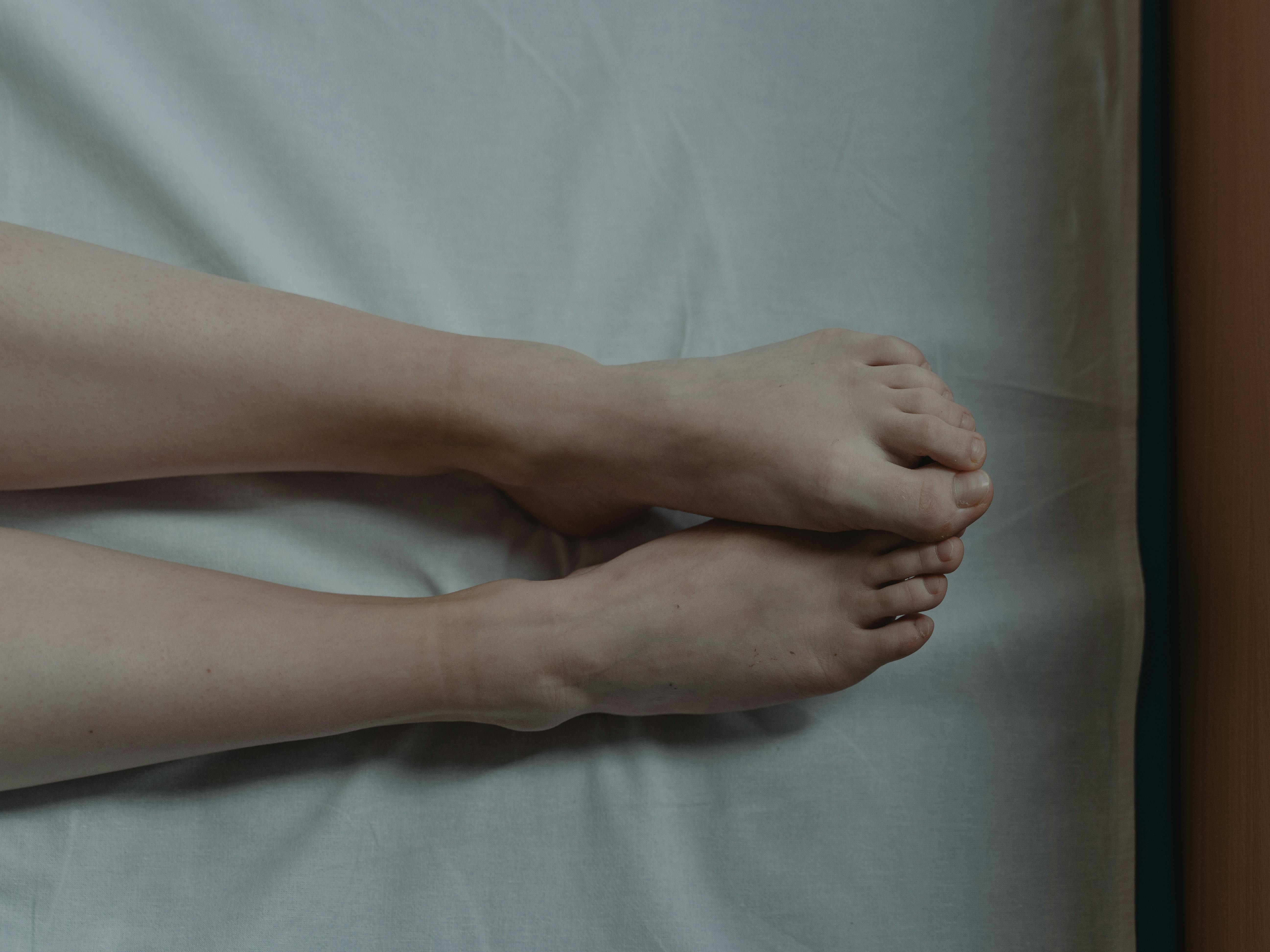 Wrzuć 15 liści do miski i mocz stopy. Tak możesz złagodzić obrzęki