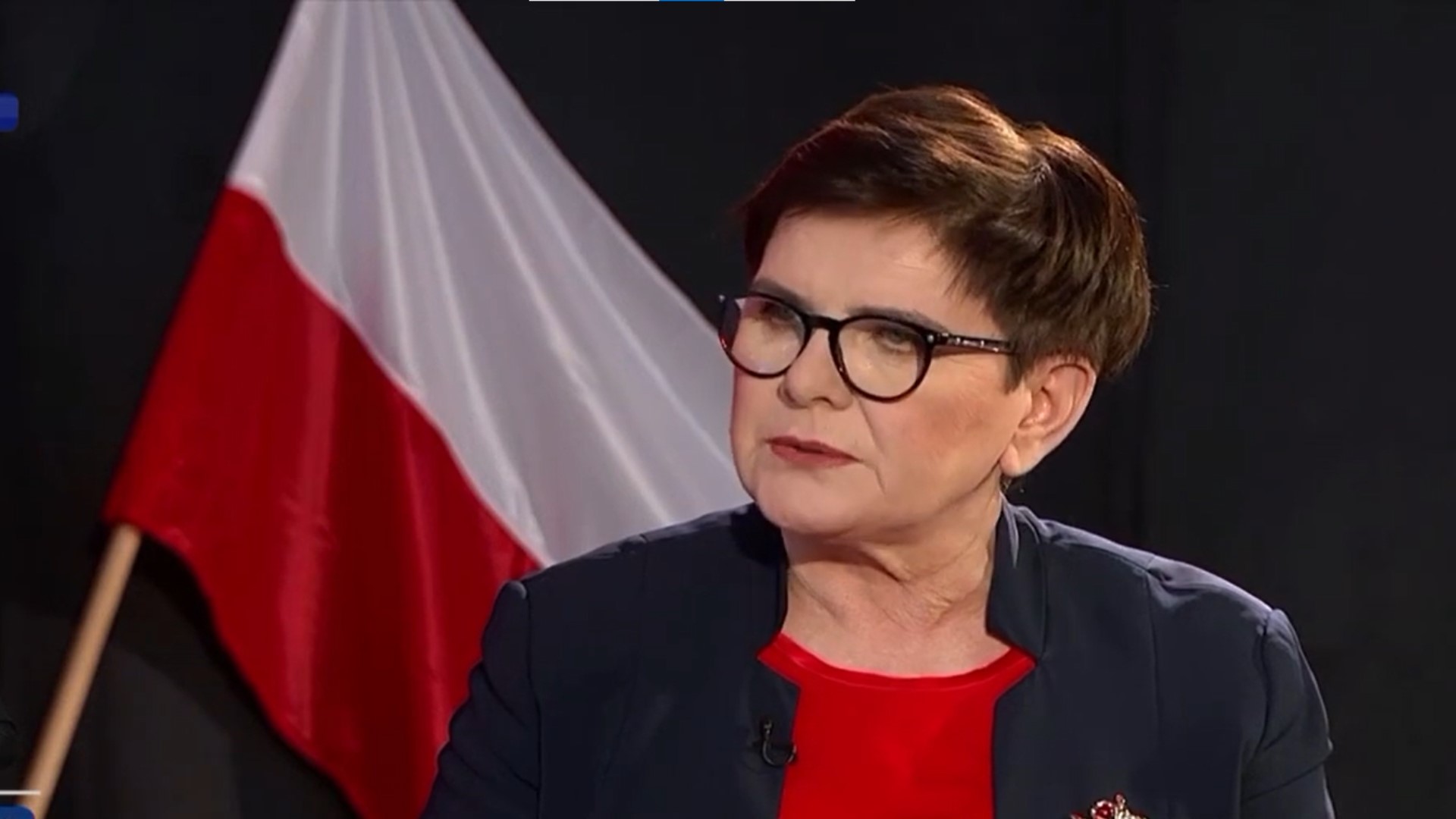 Beata Szydło z bukietem na Nowogrodzkiej. Jej metamorfoza nie umknęła uwadze