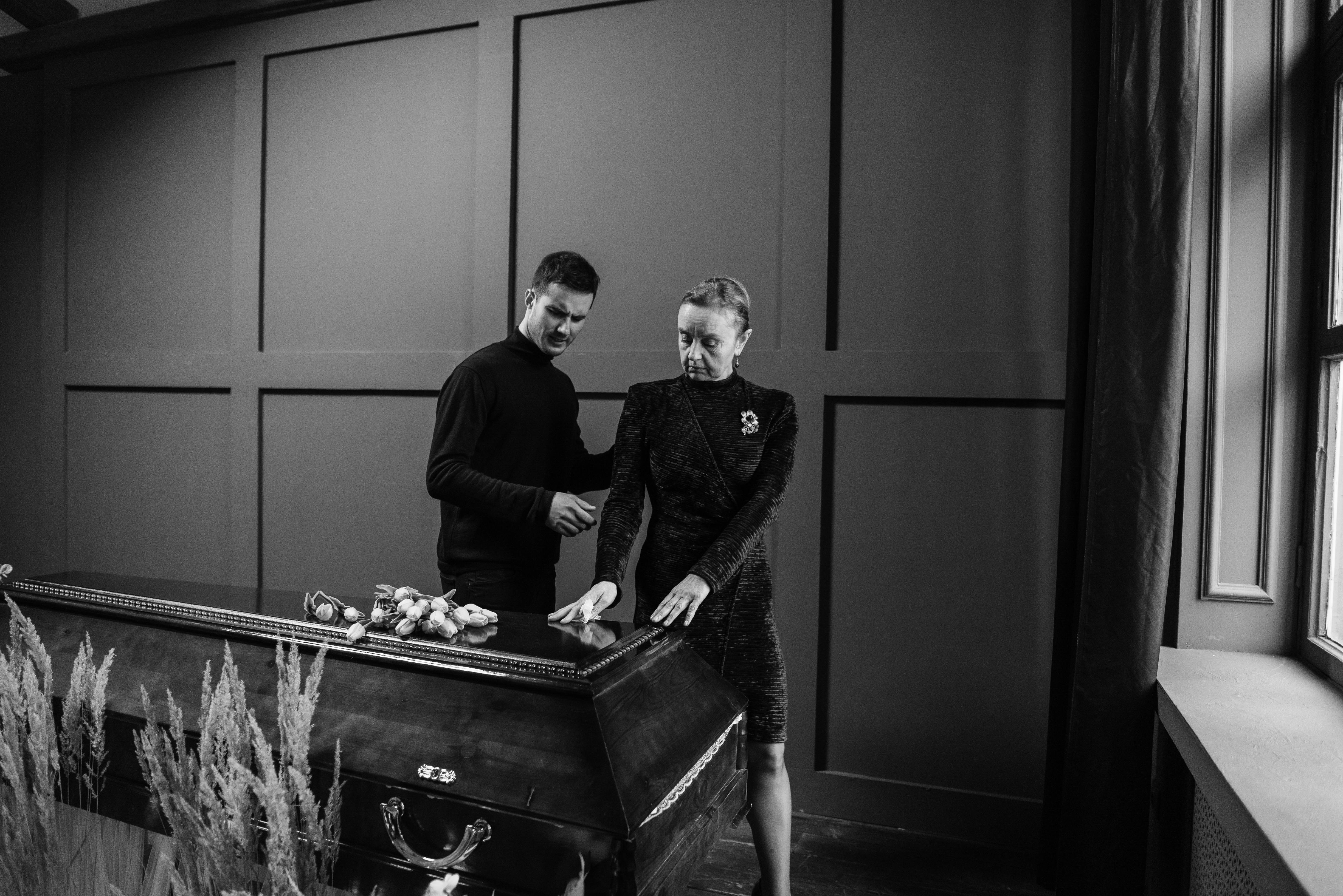 Z życia wzięte. "Po odejściu ojca mama zaczęła się stroić, a cała wieś huczy od plotek": Według nich powinna cierpieć