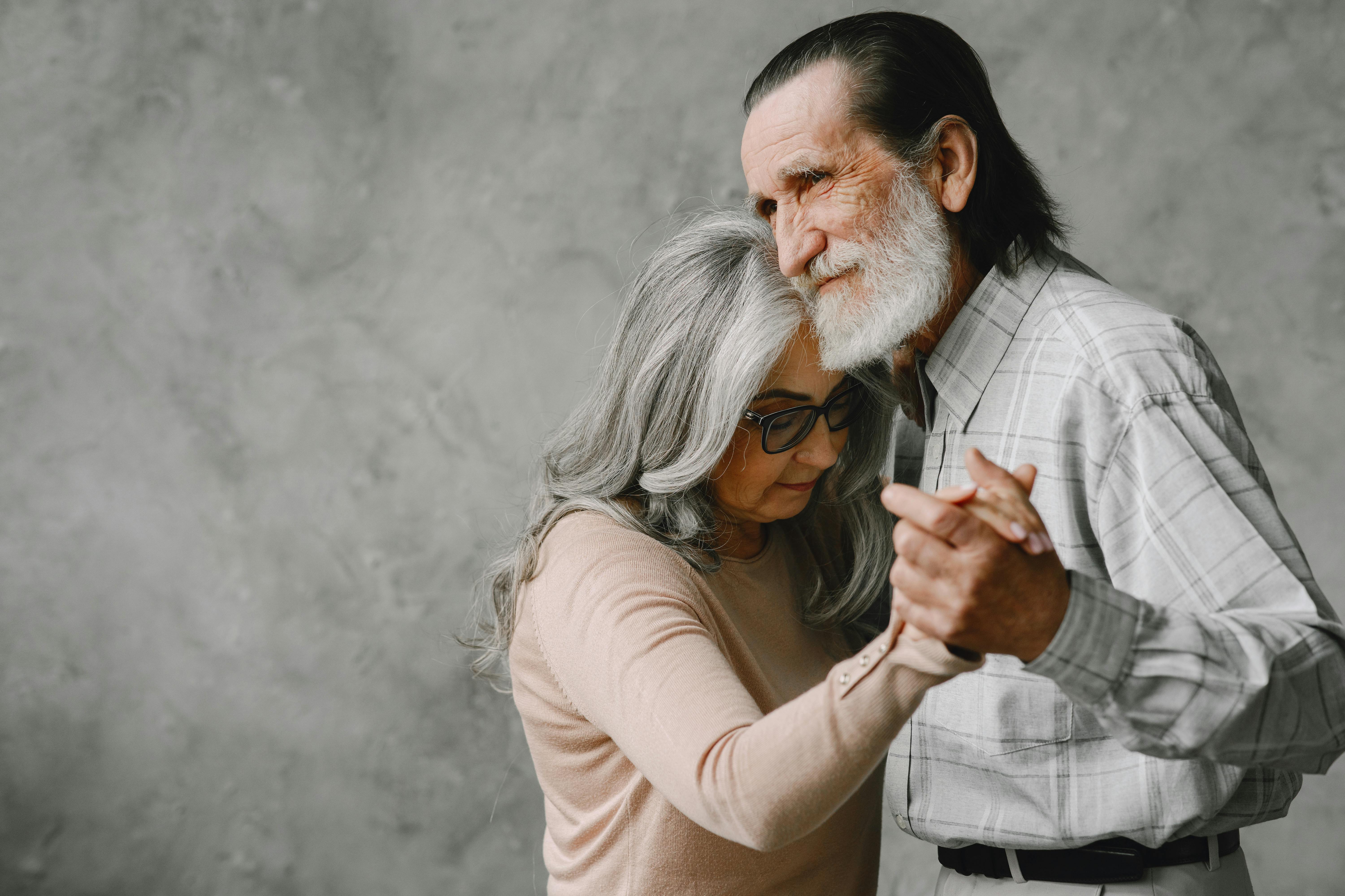 Z życia wzięte. "Ojciec przez 40 lat nie kupił mamie ani jednej róży": Myślałam, iż był skąpy, ale prawda bolała bardziej