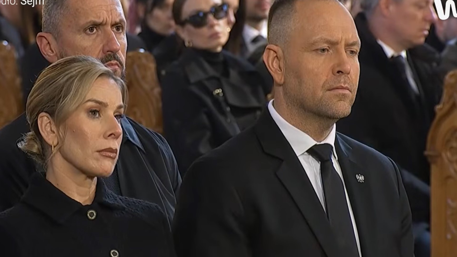 Poruszające sceny z Karolem Nawrockim na pogrzebie Łukasza Litewki. Prezydent przekazał odznaczenie jego ojcu