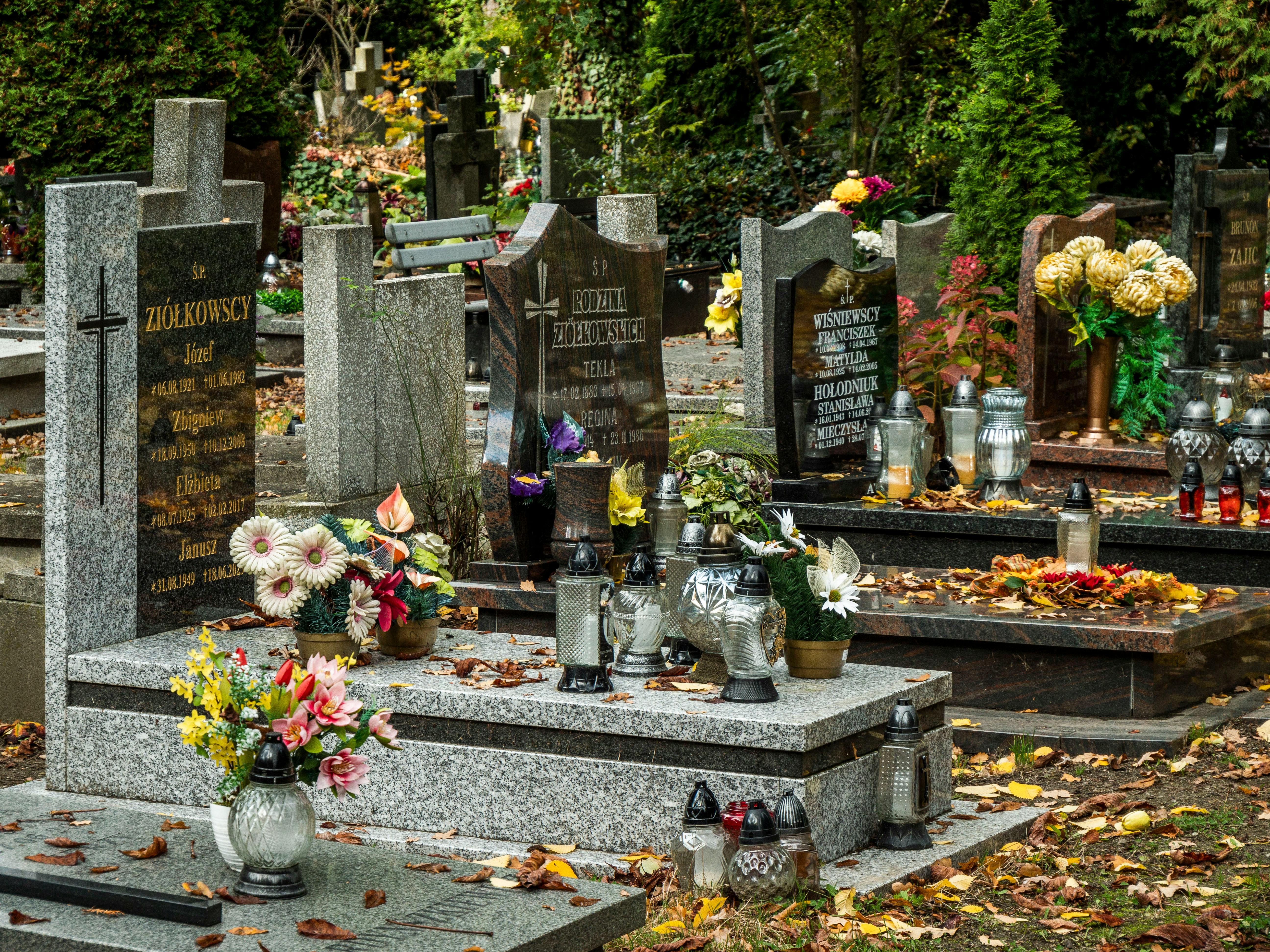 Wstrząsające sceny na cmentarzu. Do akcji ruszyli strażacy