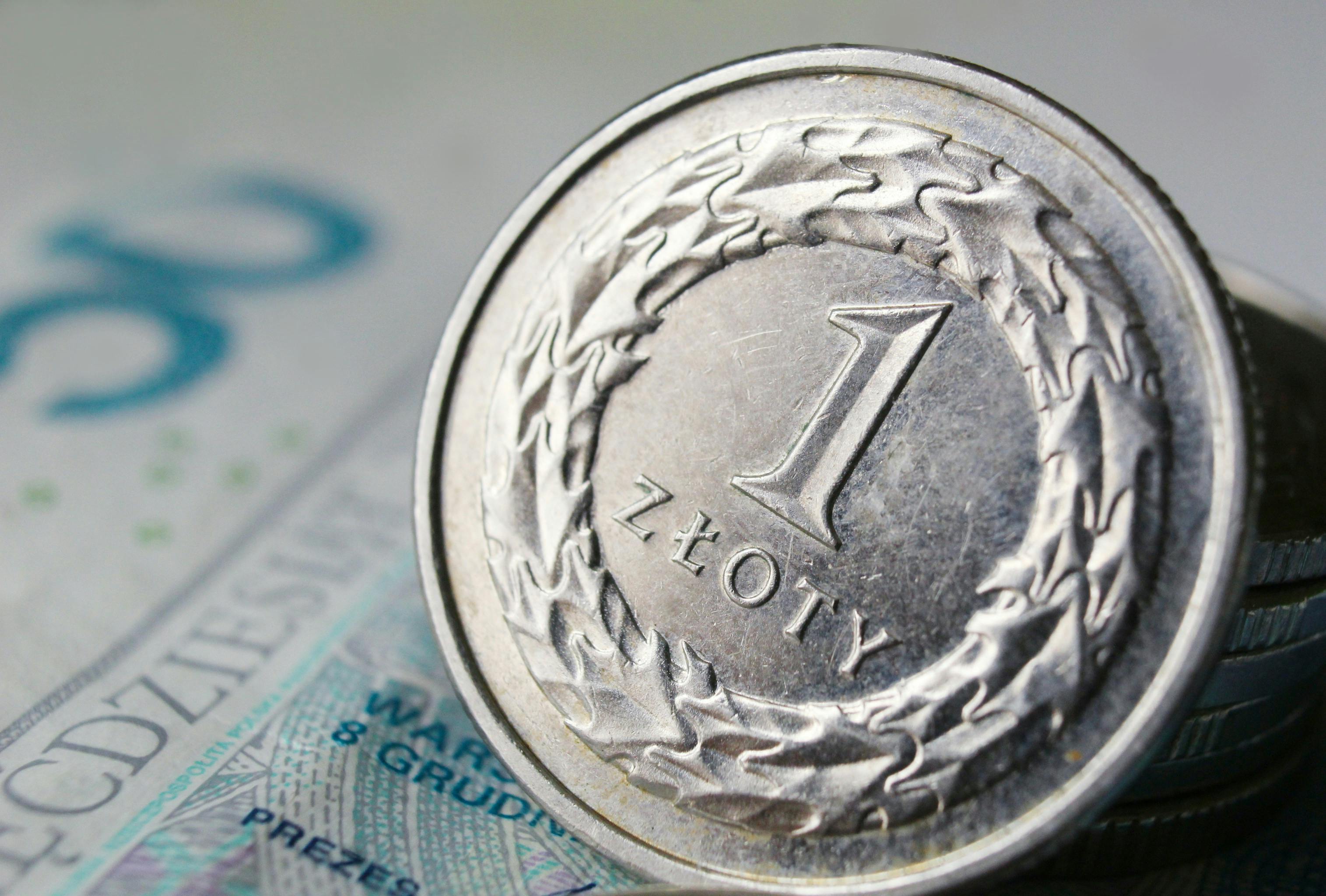 ZUS wypłaca choćby 1403 zł ekstra. Wielu seniorów przez cały czas o tym nie wie