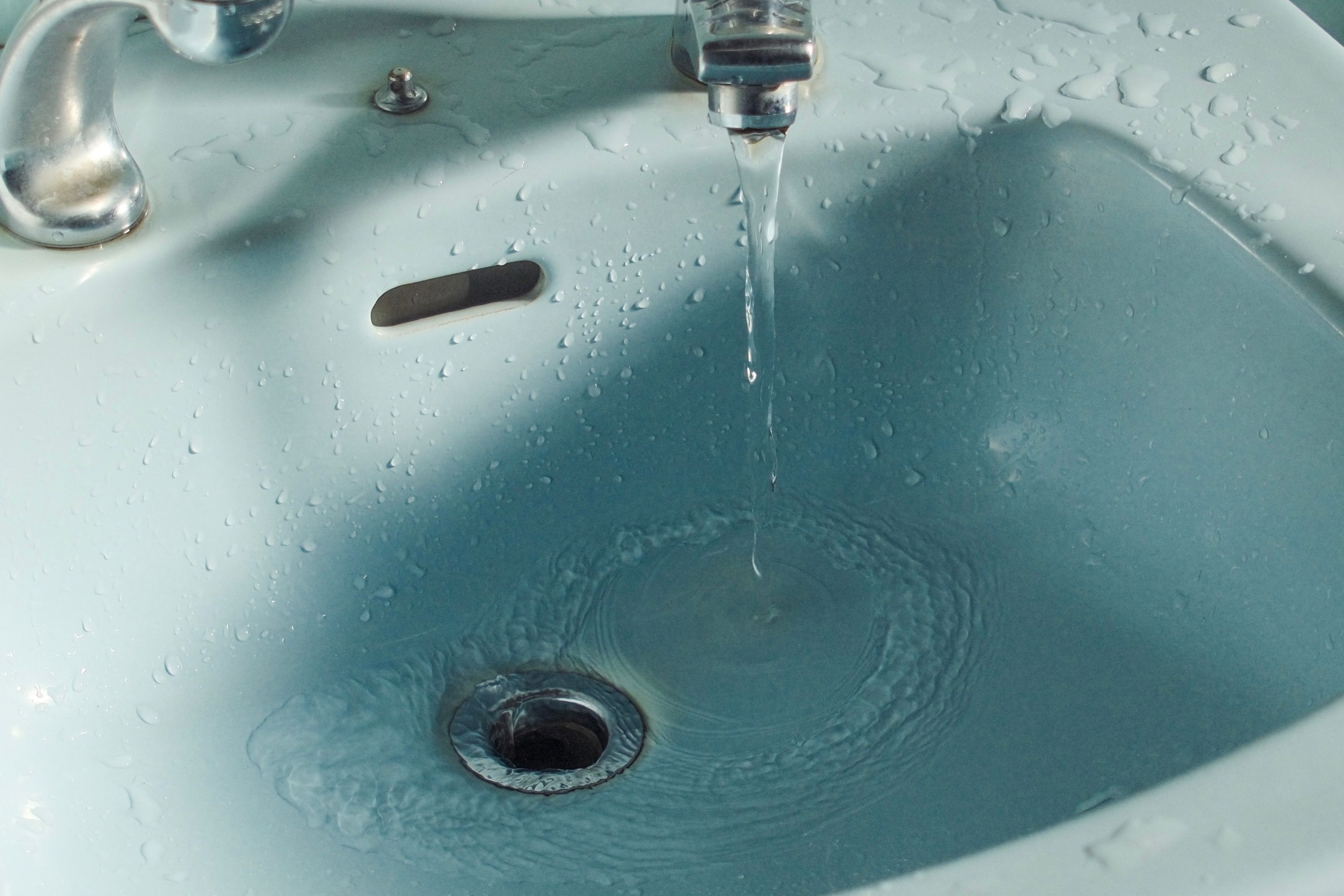 Hydraulicy znają ten trik od lat. Wystarczą dwa składniki z kuchni