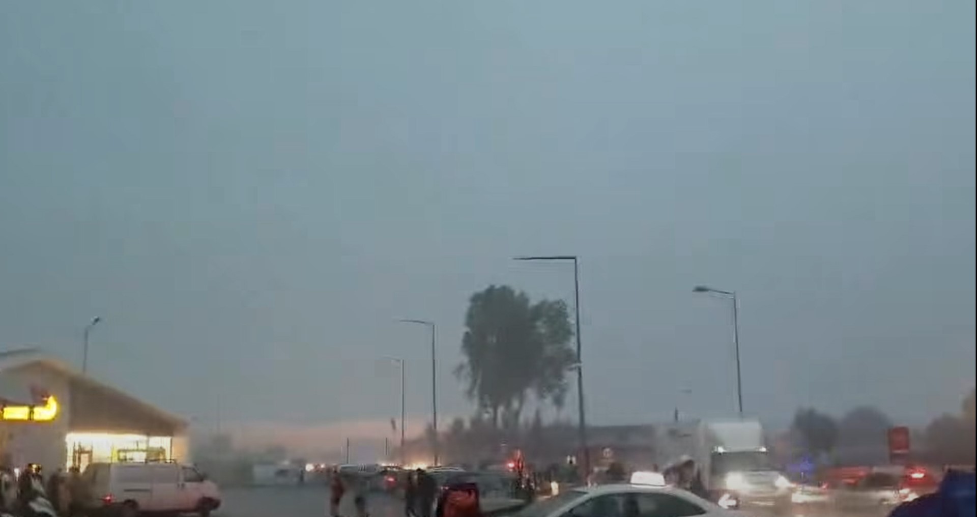 Pokazy lotnicze przerwane przez potężną burzę. Wiatr rwał namioty