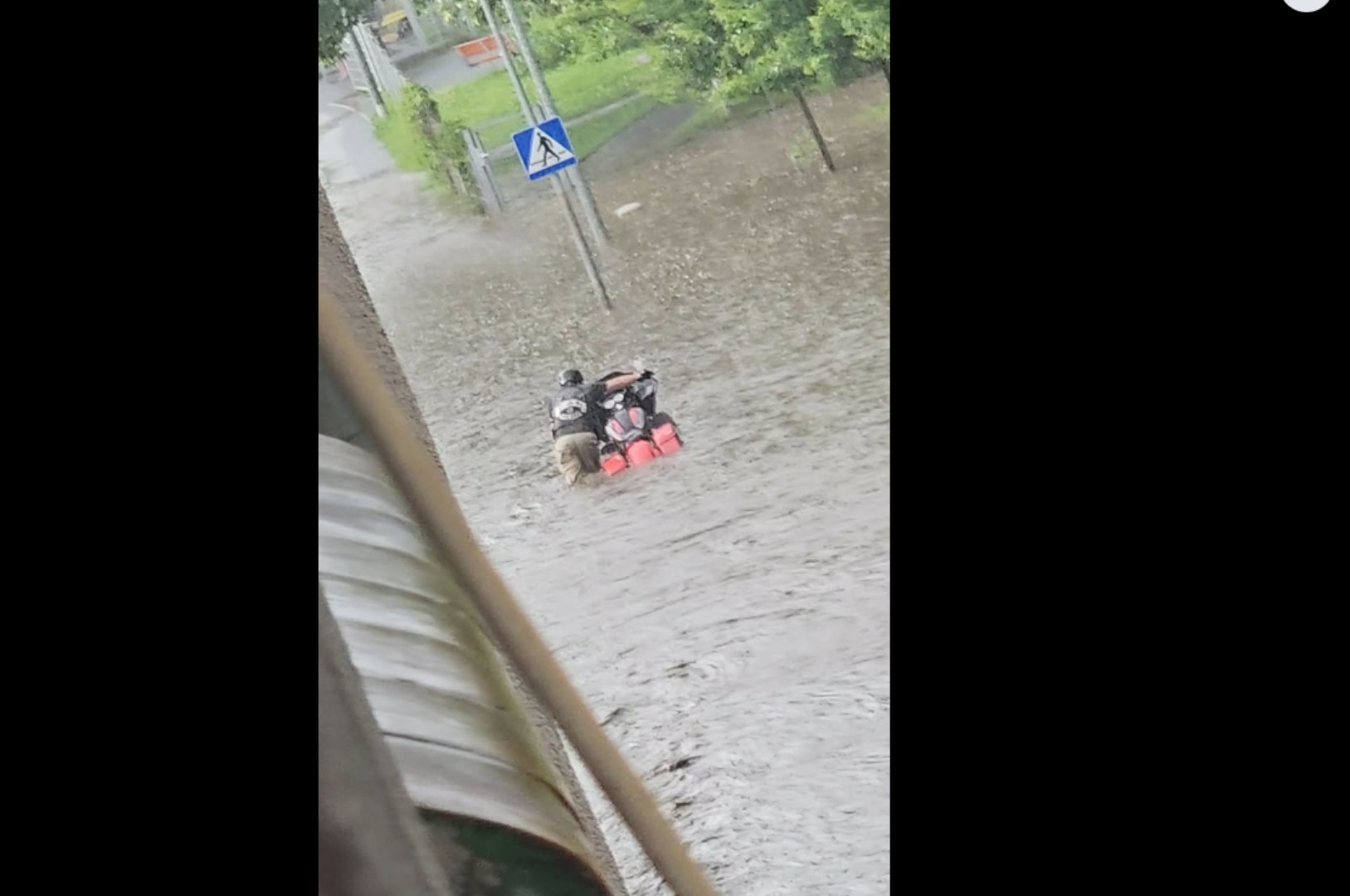 Gwałtowna burza zalała miasto. Ulice zamieniły się w jeziora, a auta tonęły w wodzie