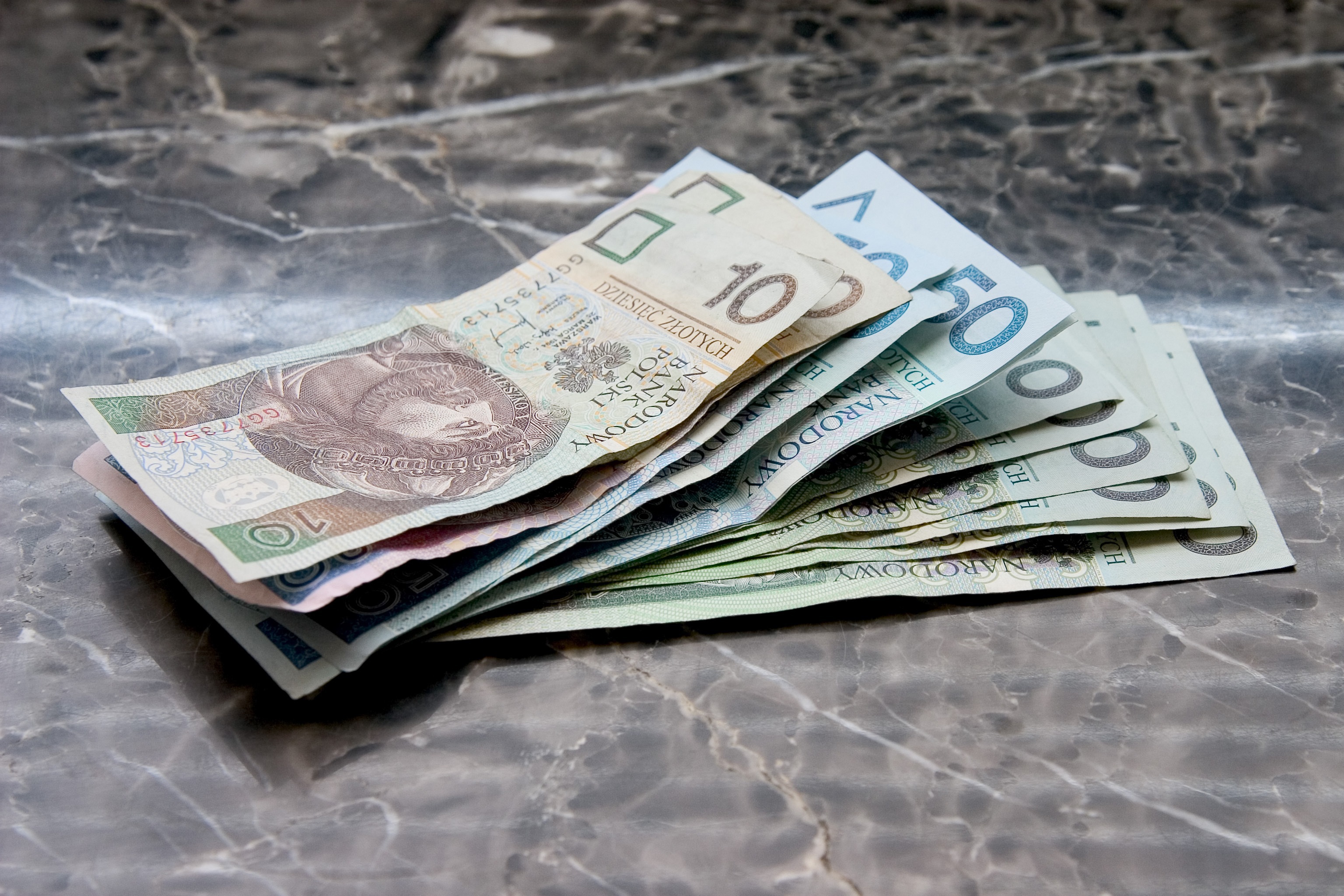 Taki banknot w portfelu może sprawić problem. Kasjer ma prawo go nie przyjąć