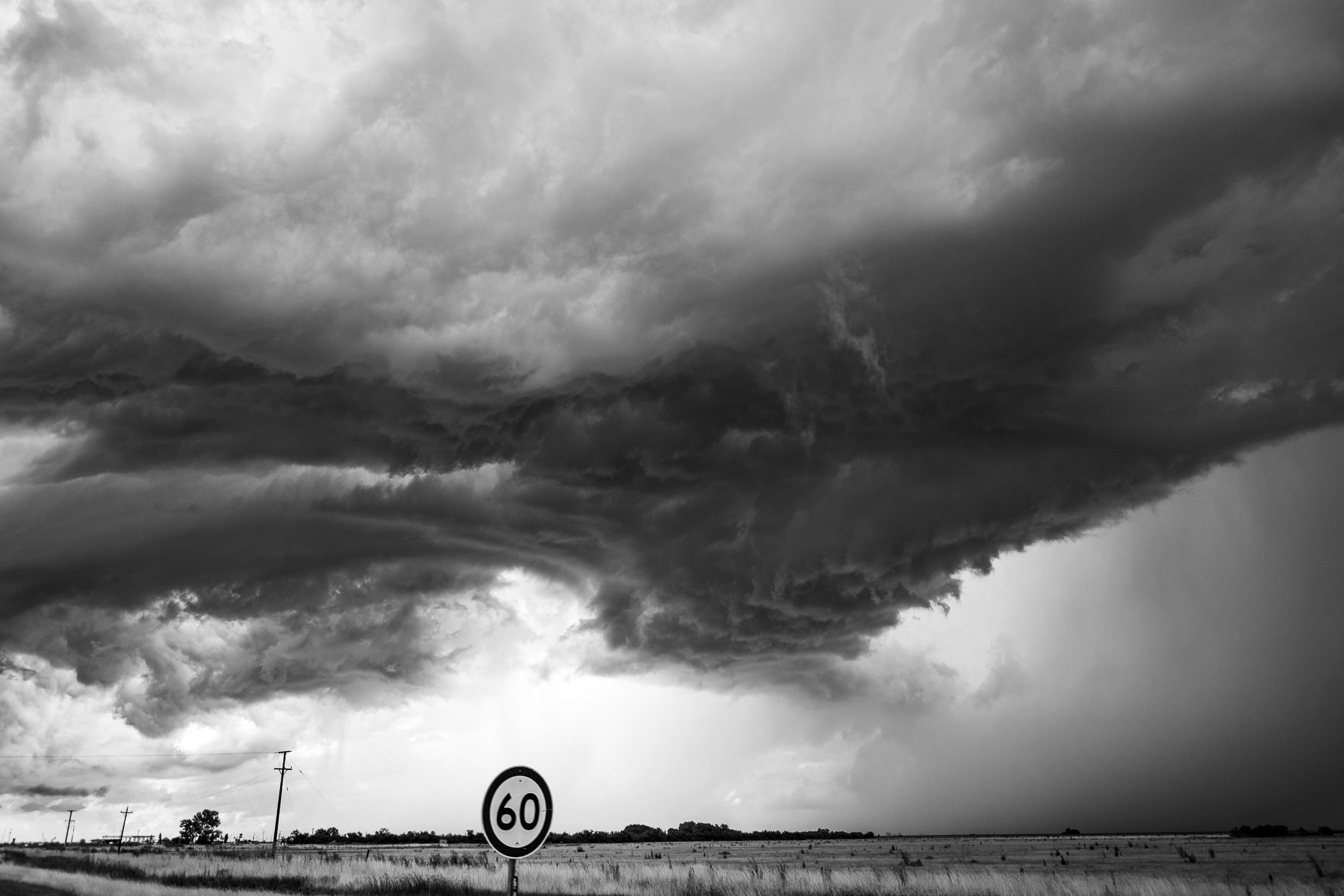 Tornado wyrwało okno w wieżowcu. Mężczyzna wypadł z mieszkania na 12. piętrze. Przerażające nagranie