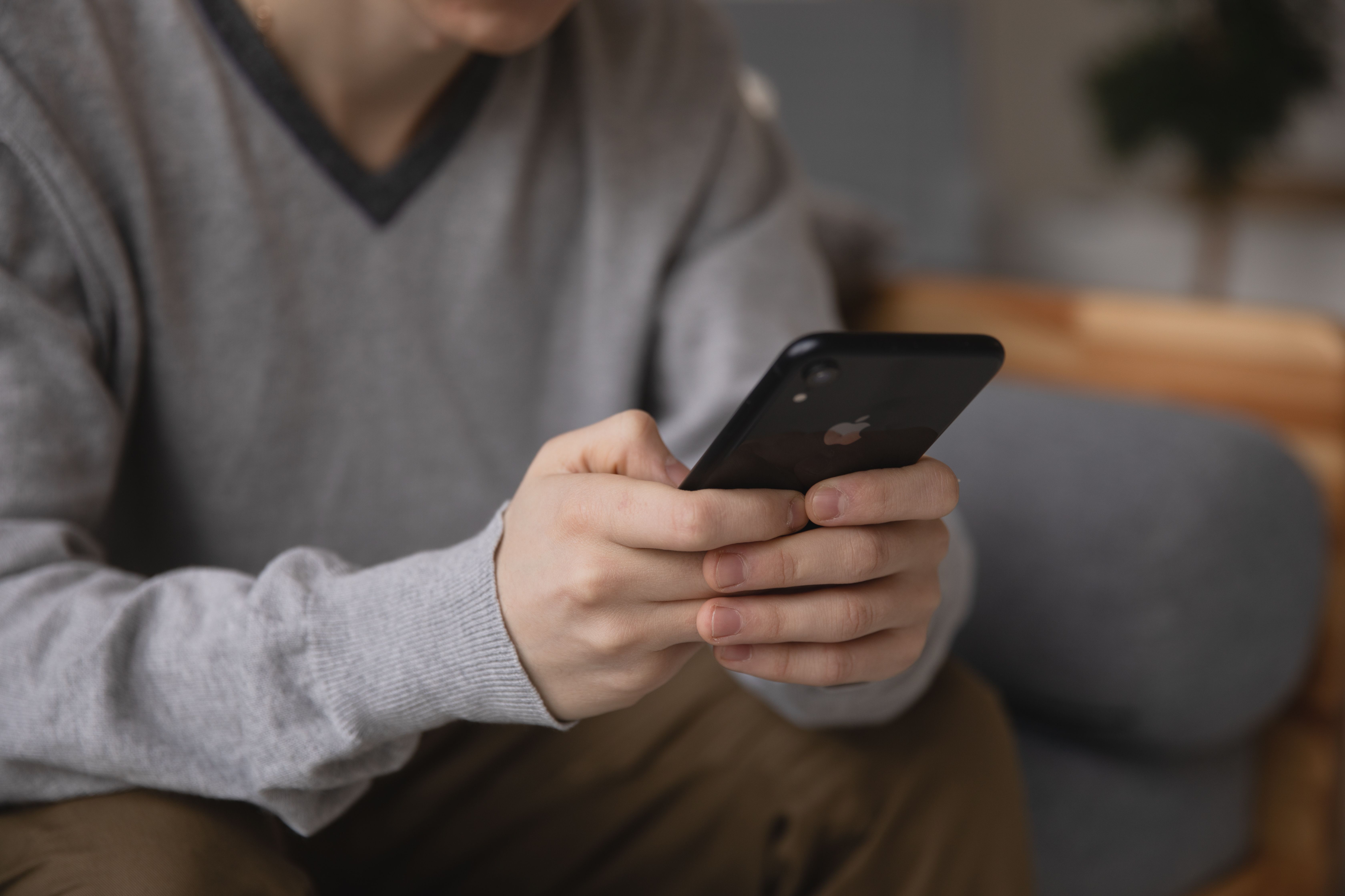 Oszuści zmienili metodę i znów polują na seniorów. Jeden telefon może kosztować oszczędności życia
