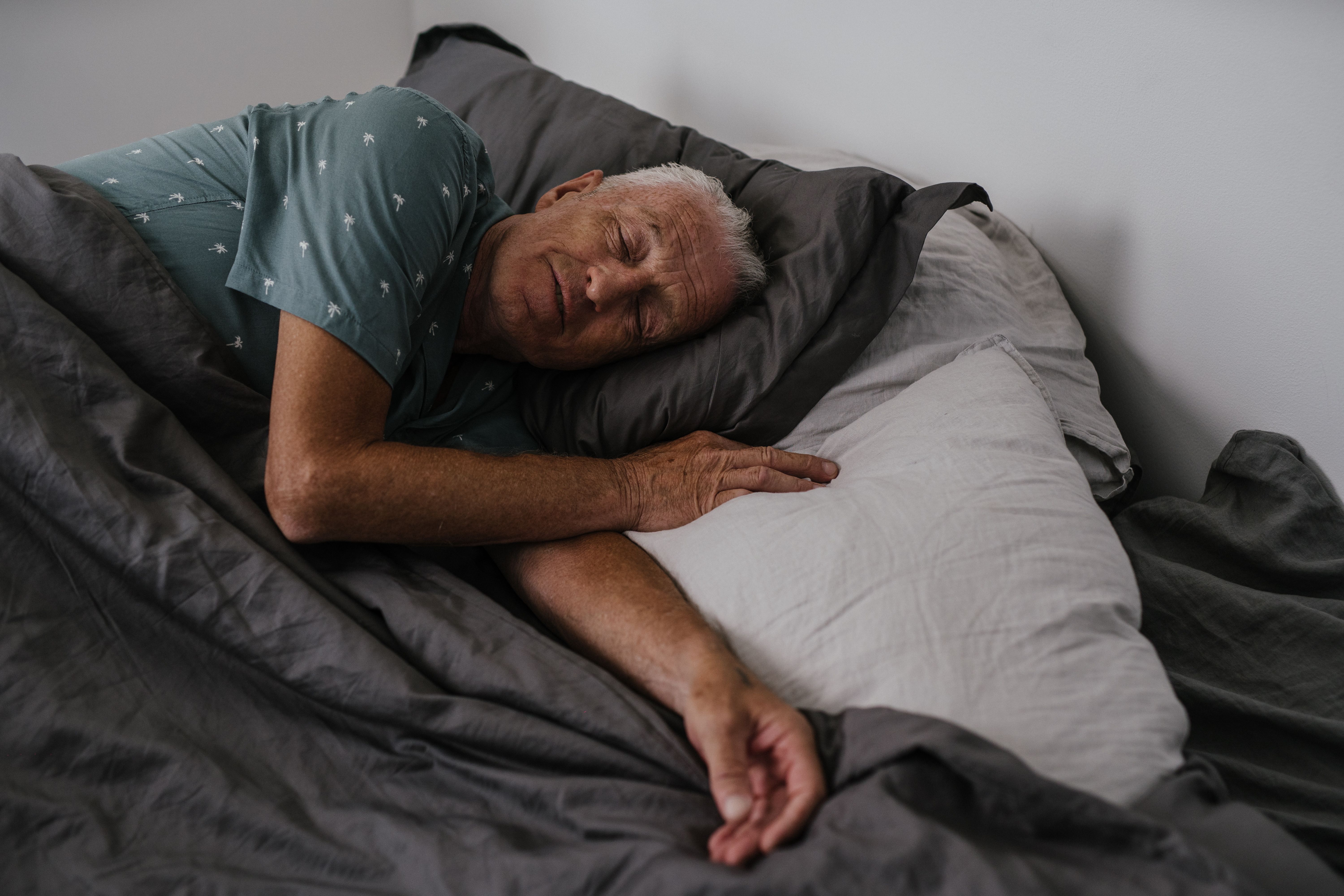 Seniorzy powinni uważać na drzemki o tej porze. Badacze odkryli niepokojącą zależność