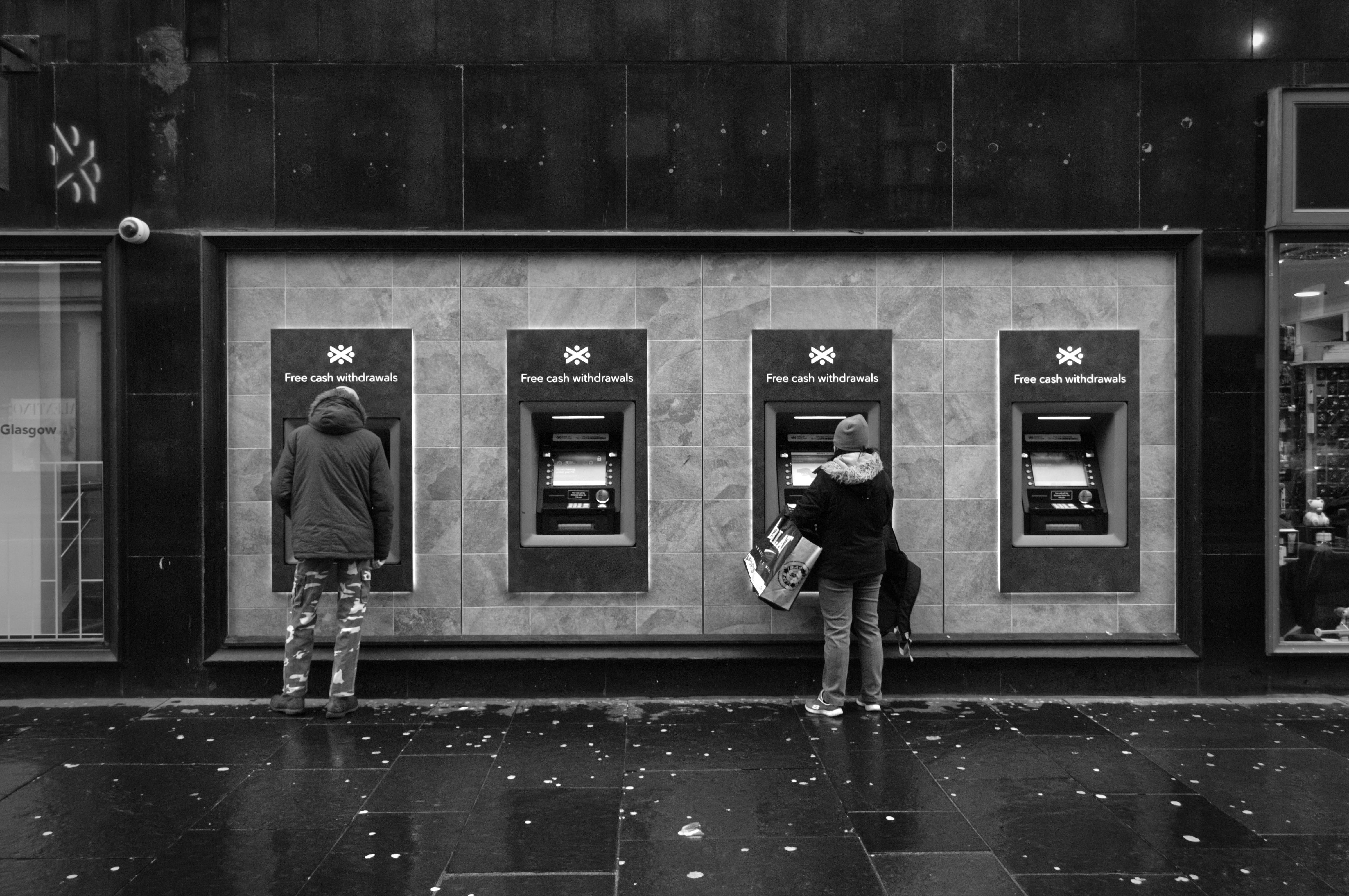 Złodzieje obserwują klientów bankomatów. Metoda "na kolec" może pozbawić ich pieniędzy w kilka sekund