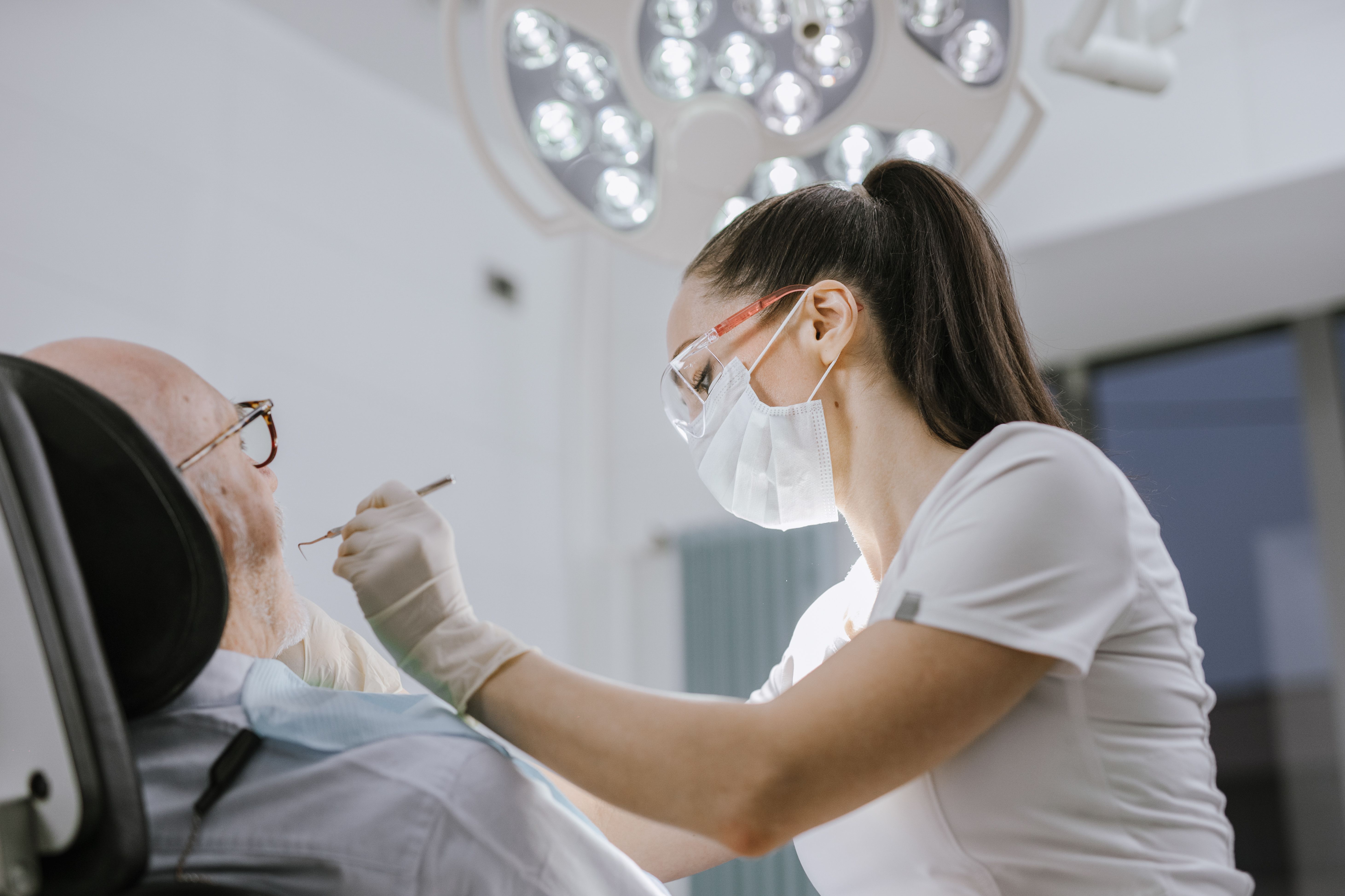 Nowe bezpłatne świadczenia dentystyczne od 1 września. Z tych pakietów skorzystają pacjenci