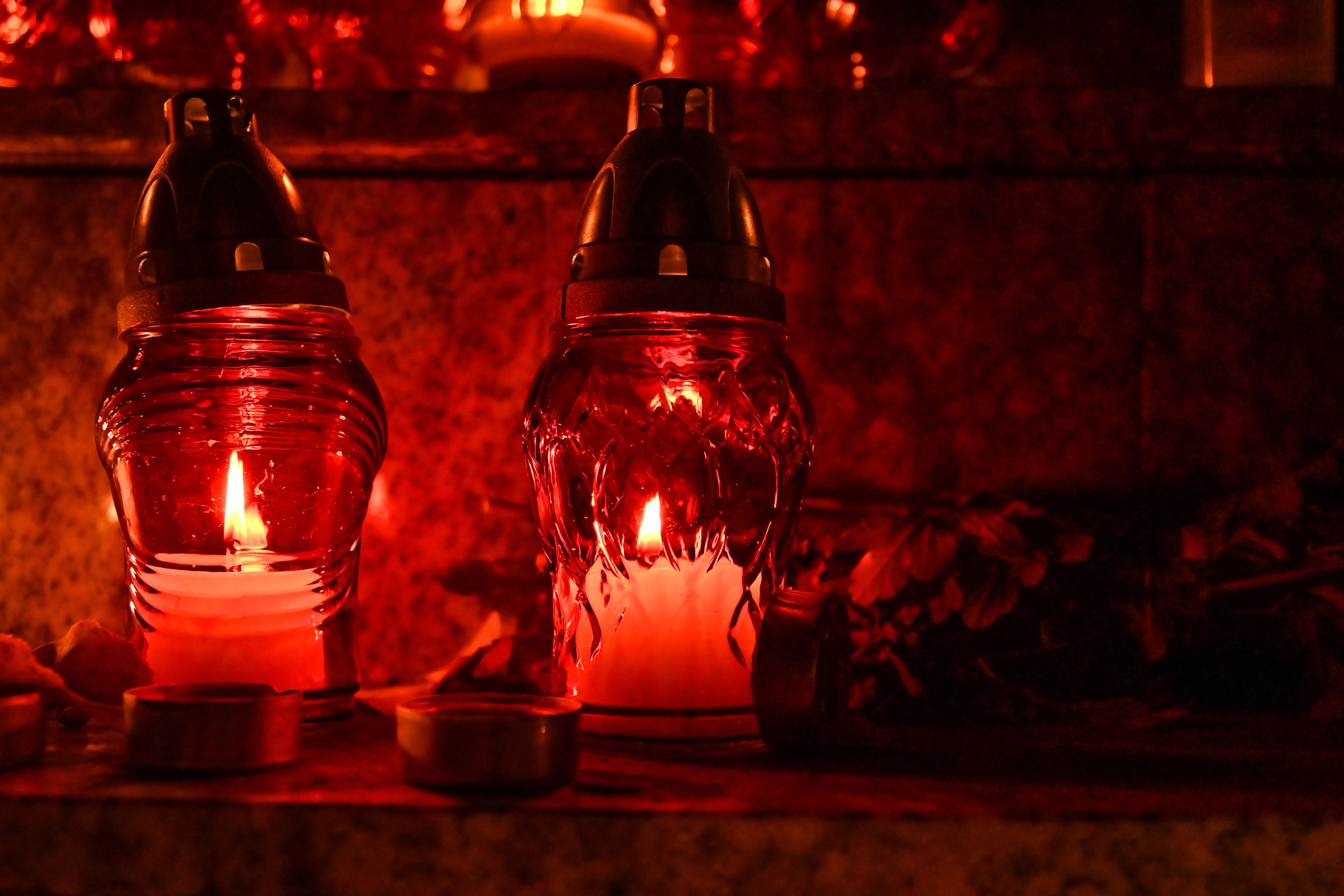 Zrób to ze zniczem przed zapaleniem. Będzie palił się dłużej, a ty zaoszczędzisz pieniądze