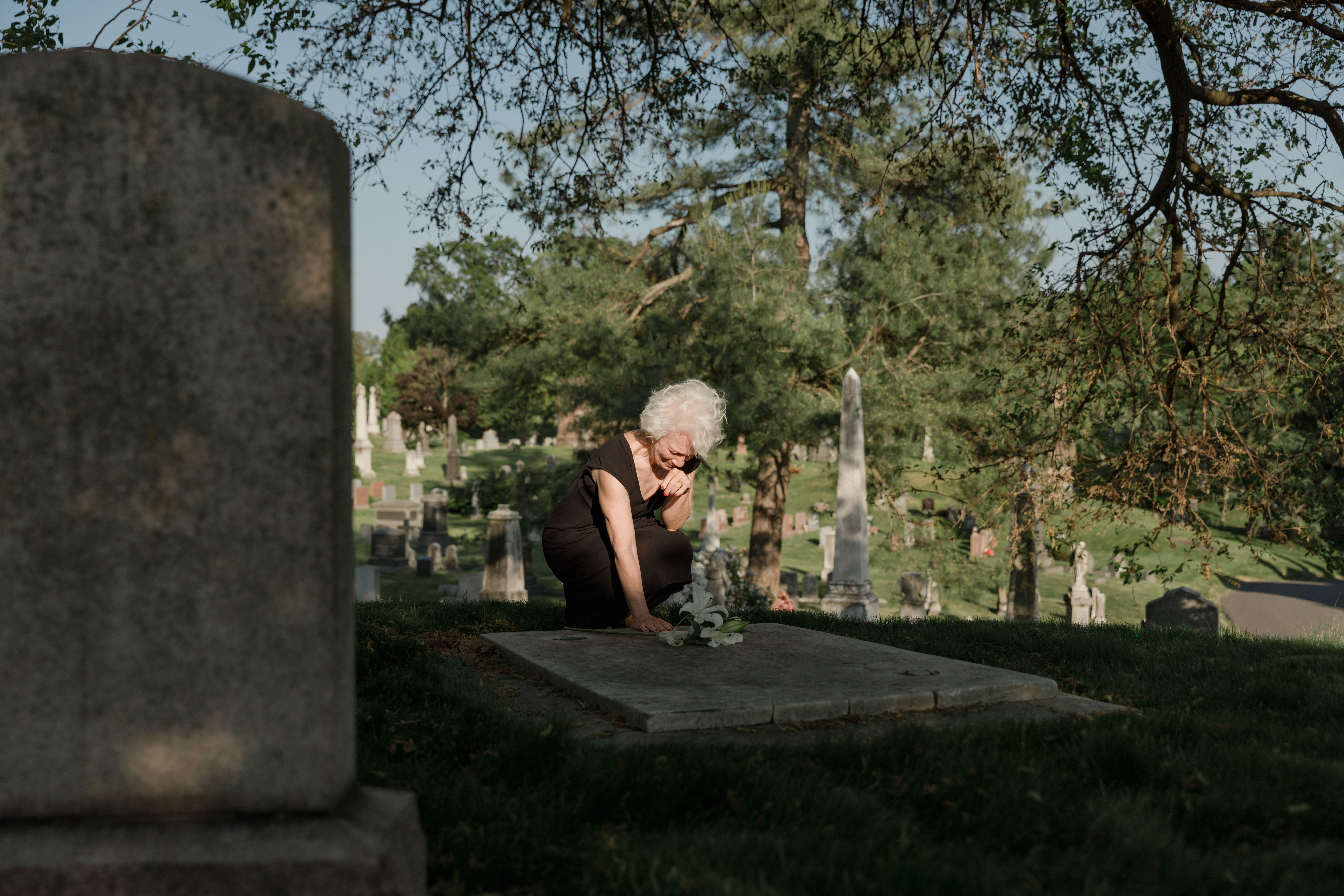 Z życia wzięte. Pojechałam umyć nagrobek męża i zobaczyłam przy nim obcą kobietę. To, co położyła na płycie, odebrało mi mowę